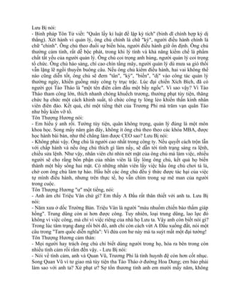 Lưu Bị nói: 
- Binh pháp Tôn Tử viết: "Quân lấy kỉ luật để lập kỳ tích" (binh dĩ chính hợp kỳ dị 
thắng). Xét hành vi quản lý, ông chủ chính là chữ "kỳ", người điều hành chính là 
chữ "chính". Ông chủ theo đuổi sự biến hóa, người điều hành giữ ổn định. Ông chủ 
thường cảm tính, rất dễ bộc phát, trong khi lý tính và khả năng kiềm chế là phẩm 
chất tất yếu của người quản lý. Ông chủ coi trọng anh hùng, người quản lý coi trọng 
tổ chức. Ông chủ hào sảng, chí cao chín tầng mây, người quản lý dù mưa sa gió thổi 
vẫn lặng lẽ ngồi thuyền buông câu. Nếu ông chủ kiêm điều hành, hai vai không thể 
nào cũng diễn tốt, ông chủ sẽ đem "tân", "kỳ", "biến", "dị" vào công tác quản lý 
thường ngày, khiến guồng máy công ty trục trặc. Lúc đại chiến Xích Bích, đã có 
người gọi Tào Tháo là "một tên điên cầm đầu một bầy ngốc". Vì sao vậy? Vì Tào 
Tháo tham công lớn, thích nhanh chóng khuếch trương, thưởng phạt tùy tiện, thăng 
chức hạ chức một cách khinh suất, tổ chức công ty lỏng lẻo khiến thần kinh nhân 
viên điên đảo. Kết quả, chỉ một tiếng thét của Trương Phi mà trăm vạn quân Tào 
như bầy kiến vỡ tổ. 
Tôn Thượng Hương nói: 
- Em hiểu ý anh rồi. Tướng tùy tiện, quân không trọng, quản lý đúng là một môn 
khoa học. Song mấy năm gần đây, không ít ông chủ theo theo các khóa MBA, được 
học hành bài bản, như thế chẳng làm được CEO sao? Lưu Bị nói: 
- Không phải vậy. Ông chủ là người cao nhất trong công ty. Nếu quyết cách trộn lẫn 
với chấp hành và nếu ông chủ thích gì làm nấy, sẽ dẫn tới tình trạng sáng ra lệnh, 
chiều sửa lệnh. Như vậy, nhân viên chỉ nhìn nét mặt của ông chủ mà làm việc, nhiều 
người sẽ cho rằng bổn phận của nhân viên là lấy lòng ông chủ, kết quả họ biến 
thành một bầy sống hai mặt. Có những nhân viên lấy việc hầu ông chủ chơi tá lả, 
chở con ông chủ làm tự hào. Hầu hết các ông chủ đều ý thức được tác hại của việc 
tự mình điều hành, nhưng trên thực tế, họ vẫn chìm trong sự mê man của người 
trong cuộc. 
Tôn Thượng Hương "ư" một tiếng, nói: 
- Anh ám chỉ Triệu Vân chứ gì? Em thấy A Đẩu rất thân thiết với anh ta. Lưu Bị 
nói: 
- Năm xưa ở dốc Trường Bản. Triệu Vân là người "máu nhuốm chiến bào thấm giáp 
hồng". Trung dũng còn ai hơn được công. Tuy nhiên, loại trung dũng, lao lực đó 
không vì việc công, mà chỉ vì việc riêng của nhà họ Lưu ta. Vậy anh còn biết nói gì? 
Trong lúc tâm trạng đang rối bời đó, anh chỉ còn cách vứt A Đẩu xuống đất, nói một 
câu trong "Tam quốc diễn nghĩa": Vì đứa con hư này mà ta suýt mất một đại tướng! 
Tôn Thượng Hương cảm thán: 
- Mọi người hay trách ông chủ chỉ biết dùng người trong họ, hóa ra bên trong còn 
nhiều tình cảm rối rắm đến vậy. - Lưu Bị nói: 
- Nói về tình cảm, anh và Quan Vũ, Trương Phi là tình huynh đệ còn hơn cốt nhục. 
Song Quan Vũ vì tư giao mà tùy tiện tha Tào Tháo ở đường Hoa Dung; em bảo phải 
làm sao với anh ta? Xử phạt ư? Sợ tổn thương tình anh em mười mấy năm, không 
 