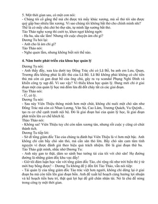 5. Một thời gian sau, có một con nói: 
- Chúng tôi cố gắng thế mà chỉ được trả mấy khúc xương, mà số thỏ tôi săn được 
quý gấp bao nhiêu lần xương. Vì sao chúng tôi không bắt thỏ cho chính mình nhỉ? 
Thế là có mấy chú chó bỏ thợ săn, tự mình lập xưởng bắt thỏ. 
Tào Tháo nghe xong thì cười to, khen ngợi không ngớt: 
- Ha ha, sâu sắc lắm! Nhưng rốt cuộc chuyện ám chỉ gì? 
Dương Tu hỏi lại: 
- Anh cho là ám chỉ gì? 
Tào Thào nói: 
- Nghe quen lắm, nhưng không biết nói thế nào. 
4. Năm bước phát triển của khoa học quản lý 
Dương Tu nói: 
- Anh thấy đấy, xưa kia dưới tay Đổng Trác chỉ có Lã Bố, ba anh em Lưu, Quan, 
Trương đều không phải là đối thủ của Lã Bố. Lã Bố không phải không có chí tiến 
thủ mà còn cả gan đoạt bồ của ông chủ, gây ra vụ scandal Phụng Nghi Đình và 
khiến công ty sụp đổ. Vì sao vậy? Vì thiếu khoa học quản lý. Đang mới chỉ ở giai 
đoạn một của quản lý học mà đốm lửa đã đốt cháy tất cả các giai đoạn. 
Tào Tháo nói: 
- Ừ, có lý. 
Dương Tu nói: 
- Sau này Viên Thiệu thông minh hơn một chút, không chỉ nuôi một chó săn như 
Đổng Trác mà còn có Nhan Lương, Văn Sú, Cao Lâm, Trương Quách, Vu Quỳnh... 
tạo ra cơ chế cạnh tranh nội bộ. Đó là giai đoạn hai của quản lý học, là giai đoạn 
phát triển lên cơ chế khích lệ. 
Thào Tháo nói: 
- Không sai! Viên Thiệu tuy chỉ còn nắm xương tàn, nhưng rốt cuộc y cũng có chút 
thành tích. 
Dương Tu tiếp lời: 
- Sở dĩ tổng giám đốc Tào của chúng ta đánh bại Viên Thiệu là vì hơn một bậc. Anh 
không chỉ cần bầy chó săn thỏ, mà cần săn thỏ lớn. Bầy chó săn cam tâm tình 
nguyện vì được đánh giá theo hiệu quả trách nhiệm. Đó là giai đoạn thứ ba. 
Tào Tháo giật mình, nhắc nhở Dương Tu: 
- Anh này gan to thật, dám so sánh bao tướng tài của tôi với chó săn! Họ đường 
đường là những giám đốc khu vực đấy! 
- Giờ tôi đàm luận học vấn với tổng giám đốc Tào, chỉ rộng rãi như trời biển thì ý từ 
mới bay bổng được! – Dương Tu không để ý đến lời Tào Tháo, vẫn nói tiếp: 
- Tài quản lý của tổng giám đốc Tào trác việt hơn người, không chỉ dừng lại ở giai 
đoạn ba mà còn tiến lên giai đoạn bốn. Anh đề xuất kế hoạch cùng hưởng lợi nhuận 
và kế hoạch tiền hưu trí, thật quá lợi hại để giữ chân nhân tài. Nó là chủ đề nóng 
trong công ty một thời gian. 
 