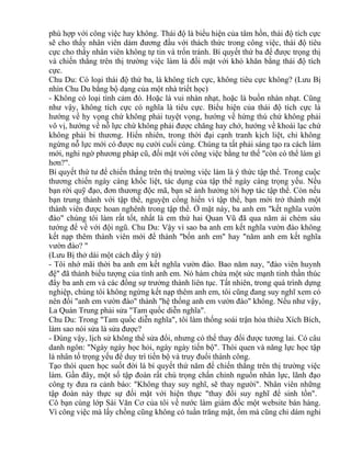 phù hợp với công việc hay không. Thái độ là biểu hiện của tâm hồn, thái độ tích cực 
sẽ cho thấy nhân viên dám đương đầu với thách thức trong công việc, thái độ tiêu 
cực cho thấy nhân viên không tự tin và trốn tránh. Bí quyết thứ ba để được trọng thị 
và chiến thắng trên thị trường việc làm là đối mặt với khó khăn bằng thái độ tích 
cực. 
Chu Du: Có loại thái độ thứ ba, là không tích cực, không tiêu cực không? (Lưu Bị 
nhìn Chu Du bằng bộ dạng của một nhà triết học) 
- Không có loại tình cảm đó. Hoặc là vui nhàn nhạt, hoặc là buồn nhàn nhạt. Cũng 
như vậy, không tích cực có nghĩa là tiêu cực. Biểu hiện của thái độ tích cực là 
hướng về hy vọng chứ không phải tuyệt vọng, hướng về hứng thú chứ không phải 
vô vị, hướng về nỗ lực chứ không phải được chăng hay chớ, hướng về khoái lạc chứ 
không phải bi thương. Hiển nhiên, trong thời đại cạnh tranh kịch liệt, chỉ không 
ngừng nỗ lực mới có được nụ cười cuối cùng. Chúng ta tất phải sáng tạo ra cách làm 
mới, nghi ngờ phương pháp cũ, đối mặt với công việc bằng tư thế "còn có thể làm gì 
hơn?". 
Bí quyết thứ tư để chiến thắng trên thị trường việc làm là ý thức tập thể. Trong cuộc 
thương chiến ngày càng khốc liệt, tác dụng của tập thể ngày càng trọng yếu. Nếu 
bạn rời quỹ đạo, đơn thương độc mã, bạn sẽ ảnh hưởng tới hợp tác tập thể. Còn nếu 
bạn trung thành với tập thể, nguyện cống hiến vì tập thể, bạn mới trở thành một 
thành viên được hoan nghênh trong tập thể. Ở mặt này, ba anh em "kết nghĩa vườn 
đào" chúng tôi làm rất tốt, nhất là em thứ hai Quan Vũ đã qua năm ải chém sáu 
tướng để về với đội ngũ. Chu Du: Vậy vì sao ba anh em kết nghĩa vườn đào không 
kết nạp thêm thành viên mới để thành "bốn anh em" hay "năm anh em kết nghĩa 
vườn đào? " 
(Lưu Bị thở dài một cách đầy ý tứ) 
- Tôi nhớ mãi thời ba anh em kết nghĩa vườn đào. Bao năm nay, "đào viên huynh 
đệ" đã thành biểu tượng của tình anh em. Nó hàm chứa một sức mạnh tinh thần thúc 
đẩy ba anh em và các đồng sự trưởng thành liên tục. Tất nhiên, trong quá trình dựng 
nghiệp, chúng tôi không ngừng kết nạp thêm anh em, tôi cũng đang suy nghĩ xem có 
nên đổi "anh em vườn đào" thành "hệ thống anh em vườn đào" không. Nếu như vậy, 
La Quán Trung phải sửa "Tam quốc diễn nghĩa". 
Chu Du: Trong "Tam quốc diễn nghĩa", tôi làm thống soái trận hỏa thiêu Xích Bích, 
làm sao nói sửa là sửa được? 
- Đúng vậy, lịch sử không thể sửa đổi, nhưng có thể thay đổi được tương lai. Có câu 
danh ngôn: "Ngày ngày học hỏi, ngày ngày tiến bộ". Thói quen và năng lực học tập 
là nhân tố trọng yếu để duy trì tiến bộ và truy đuổi thành công. 
Tạo thói quen học suốt đời là bí quyết thứ năm để chiến thắng trên thị trường việc 
làm. Gần đây, một số tập đoàn rất chú trọng chấn chỉnh nguồn nhân lực, lãnh đạo 
công ty đưa ra cảnh báo: "Không thay suy nghĩ, sẽ thay người". Nhân viên những 
tập đoàn này thực sự đối mặt với hiện thực "thay đổi suy nghĩ để sinh tồn". 
Cô bạn cùng lớp Sái Văn Cơ của tôi về nước làm giám đốc một website bán hàng. 
Vì công việc mà lấy chồng cũng không có tuần trăng mật, ốm mà cũng chỉ dám nghỉ 
 