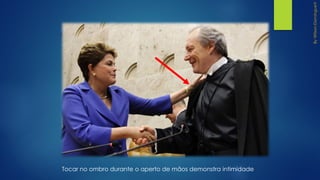 Tocar no ombro durante o aperto de mãos demonstra intimidade
 