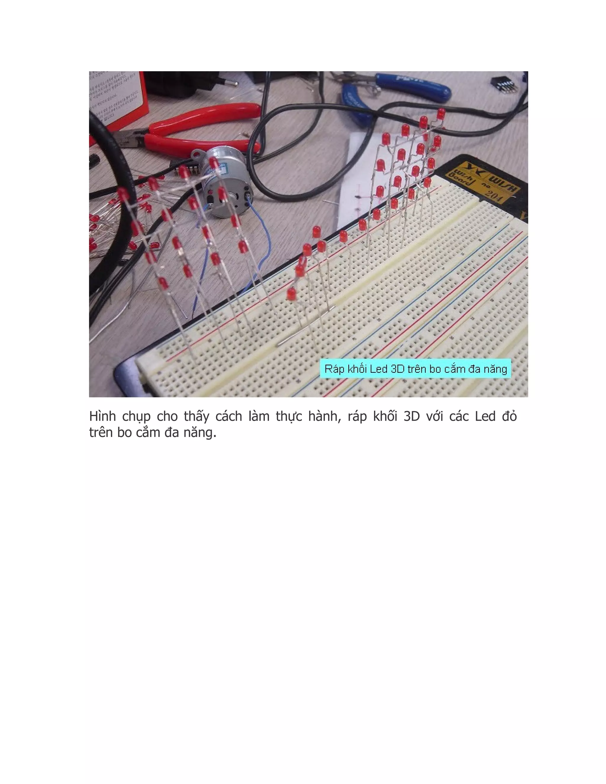 Hình chụp cho thấy cách làm thực hành, ráp khối 3D với các Led đỏ
trên bo cắm đa năng.
 