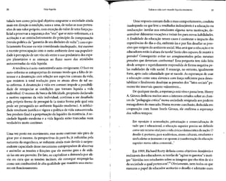20 Vida líquida
T Sobre a vida num mundo líquido-moderno 21
tulada tem como principal objetivo empurrar a sociedade ainda
mais em direção à rendição, uma a uma, de todas as suas preten-
sões de um valor próprio, com exceção do valor de uma força po-
licial a preservar a segurança dos "eus" que seauto-reformam, eà
aceitação e ao entrincheiramento do princípio da compensação
(versão política da "garantia de seu dinheiro devolta") caso o po-
liciamento fracasse ou seja considerado inadequado. Até mesmo
a recente preocupação com o meio ambiente deve sua populari-
dade àpercepção de um vínculo entre o uso predatório dos espa-
ços planetários e as ameaças ao fluxo suave das atividades
autocentradas da vida líquida.
A tendência é auto-sustentável e auto-revigorante. O foco na
auto-reforma se autoperpetua do mesmo modo que a falta de in-
teresse e a desatenção com relação aos aspectos comuns da vida,
que resistem à total tradução para os atuais alvos de tal au-
to-reforma. A desatenção à vida em comum impede a possibili-
dade de renegociar as condições que tornam líquida a vida
individual. O sucesso da busca da felicidade, propósito declarado
e motivo supremo da vida individual, continua a ser desafiado
pela própria forma de persegui-la (a única forma pela qual esta
pode ser perseguida no ambiente líquido-moderno). A infelici-
dade resultante justifica e vigora a política de vida autocentrada.
Seu produto final é a perpetuação da liquidez da existência. A so-
ciedade líquido-moderna e a vida líquida estão trancadas num
verdadeiro moto contínuo.
Uma vezposto em movimento, esse moto contínuo não pára de
girar por si mesmo. As perspectivas de para-lo, já reduzidas pela
natureza da engenhoca, se reduzem ainda mais devido à surpre-
endente capacidade desse mecanismo autopropulsor de absorver
e assimilar as tensões e fricções que ele mesmo gera e de utili-
zá-las em seu proveito. De fato, ao capitalizar a demanda por alí-
vio ou cura que as tensões incitam, ele consegue empregá-las
como um combustível de alta qualidade que mantém seus moto-
res em funcionamento.
Uma resposta comum dada a mau comportamento, conduta
inadequada ou que leve a resultados indesejáveis é a educação ou
reeducação: instilar nos estudantes alguma nova motivação, de-
senvolver diferentes vocações e treiná-los para novas habilidades.
A finalidade da educação nesses casos é contestar o impacto das
experiências do dia-a-dia, enfrentá-las e por fim desafiar as pres-
sões que surgem do ambiente social. Mas será que a educação eos
educadores estão à altura da tarefa? Serão eles capazes de resistirà
pressão? Conseguirão evitar ser arregimentados pelas mesmas
pressões que deveriam confrontar? Essa pergunta tem sido feita
desde sempre e repetidamente respondida de forma negativa pe-
las realidades da vida social. E ressurge, no entanto, igualmente
forte, após cada calamidade que se sucede.As esperanças de usar
a educação como uma alavanca com força suficiente para deses-
tabilizar e finalmente desalojar as pressões dos "fatos sociais" pa-
recem tão imortais quanto vulneráveis...
De qualquer modo, a esperança está viva epassa bem. Henry
A. Giroux dedicou muitos anos a intensos estudos sobre as chan-
ces da "pedagogia crítica" numa sociedade resignada aos poderes
esmagadores do mercado. Numa recente conclusão, deduzida em
cooperação com Susan Searls Giroux, ele reafirma a esperança
dos velhos tempos:
Em oposição à acomodação, privatização e comercialização de
tudo que é educacional, a educação superior precisa ser definida
como um recurso vital para avida cívica edemocrática da nação. O
desafio é,portanto,para acadêmicos, atores culturais, estudantes e
sindicalistas sejuntarem ese oporem à transformaçãoda educação
superior numa esfera comercial...9
Em 1989, Richard Rorty definiu como objetivos desejáveis e
realizáveis dos educadores, astarefas de "agitar os garotos"e insti-
gar "dúvidas nos estudantes sobre asimagens que eles têm de sie
da sociedade a qual pertencem".10
Obviamente, nem todos os que
exercem o papel de educador aceitarão o desafio e adotarão esses
 