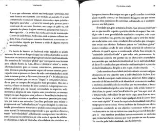 34 Vida líquida
A terra que cultivavam, viciada em fertilizantes e pesticidas, não
mais fornecia um excedente a ser vendido no mercado. O ar está
contaminado, os canais de irrigação, assoreados; a água, poluída e
imprópria para beber ... A terra foi tomada pelo governo para a
construção de um resort litorâneo, um campo de golfe ou, sob
a pressão dos planos de ajuste estrutural, para exportar maispro-
dutos agrícolas... Os prédios das escolas carecem de manutenção.
O posto de saúde fechou. Asflorestas, onde aspessoas colhiam ma-
, deira, frutas e bambu para consertos domésticos, se tornaram zo-
,j" nas proibidas, vigiadas por homens a soldo de alguma empresa
„ semimilitar privada.2
)ob
v-t Os heróis da história de Seabrook estão exilados no ponto
extremo da escala ao longo da qual são colocados todos os seres
humanos em nossa sociedade progressivamente individualizada.
São membros da "subclasse global" que "carregaram suas trouxas
para cidades hostis da Ásia, África e América Latina" e, assim,
afortunadamente para as nossas consciências, permanecem a
uma distância psicologicamente segura de nossas mentes, preo-
cupadas com aspessoasem busca de asilo contrabandeadas à noite
para as nossas praias, e de nossas câmaras de TV,focalizadas nos
corajosos policiais que cercam os "ilegais" e sans papiers, levan-
do-os para os campos de refugiados mais próximos. Eles são a
escória, o lixo e os detritos do livre-comércio e do progresso eco-
nômico globais que, na (nossa) extremidade do espectro, sedi-
mentam as alegrias de urna riqueza sem precedentes, ao mesmo
tempo em que despejam uma pobreza e humilhação indescrití-
veis no outro extremo e espalham temores e premonições terrí-
veis por toda a sua extensão. Caso lhes pedissem para relatar o
progresso de sua "individualização" ou para imaginá-la como sua
tarefa, provavelmentetomariam o pedido como uma piada inde-
cente e cruel. Setentassem compreender o que significa o bizarro^
termo "individualidade", dificilmente conseguiriam vinculá-lo a ,
outra coisa na sua experiência de vida senão à agonia da solidão,
ao abandono, à falta de moradia, à hostilidade dos vizinhos, ao ^-
O indivíduo sitiado 35
desaparecimento dos amigos em que se podia confiar e com cuja
ajuda se podia contar, e ao banimento de lugares em que outras
pessoas têm permissão de caminhar, admirando-os e usufruin-
do-os a seu bel-prazer.
É verdade que, para amaioria denós, essas pessoas poderiam -
ser, no que nos diz respeito, apariçõesvindas do espaço. Suacon-
dição não é uma possibilidade rondando a esquina, não cruza
nossos caminhos. Isso, porém, não significa que a sorte dos excluí-
dos nada tenha a ver com a condição dos sortudos que consegui-
ram evitar esse destino. Podemos pensar na "subclasse global"
como o resíduo caindo de uma solução saturada de substâncias
solúveis, da qual é apenas a condensação sólida. Essa solução é a
"sociedade individualizada" a que todos nós pertencemos. As
substâncias solúveis em questão são os obstáculos acumulados
no caminho que vai da individualidade dejure à individualidade
defacto. E o catalisador que estimula a sedimentação é o preceito
da individualização, dirigido a nós e que a todos vincula. -*-.
Cada membro da sociedade individualizada encontra alguns
obstáculos no seu caminho para a individualidade defacto. Essa
não é fácil de conseguir,muito menos de preservar.Entre arápida
sucessão de fichas simbólicas de identidade comumente usadas e
a endêmica instabilidade das escolhas que recomendam, a busca
da individualidade significa uma luta para toda avida. Somos to-
dos Alices, às quais Lewis Carroll advertiu que "ora aqui,vocêvê,
é preciso toda a velocidade de que você é capazpara ficar no mes-
mo lugar. Se quiser ir a outro lugar qualquer, terá de correr duas
vezes mais rápido!"Abusca da esquiva individualidade não deixa
tempo para outras coisas.Novos símbolos de distinção em oferta
prometem conduzi-lo ao seu objetivo e convencer todos os que
você encontra na rua ou visitam sua casa de que você de fato che-
gou lá - mas também invalidam instantaneamente os símbolos
que prometiam fazer o mesmo por você um mês ou um dia antes.
Na corrida pela individualidade, não há intervalo.
 