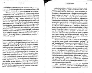40 Vida líquida
medida barrar a individualidade de muitos é condição sine qua
non para a individualidade de alguns, ou sea individualidade, em
sua presente versão,pode ser outra coisa que não um privilégio.
Portanto, seria de esperar que, para os muitos cujas chances
de pegar o bonde da individualizaçãosão no mínimo distantes, e
mais provavelmente inexistentes, resistir com unhas e dentes à
"individualidade" e a tudo o que esta representa não só parece
uma opção sensata, mas de fato uma conseqüência "natural" de
sua condição. O "fundamentalismo", escolhendo apegar-sea uma
identidade herdada, ou atribuída, é o filho natural e legítimo da
individualização implementada em escala planetária. Nas pala-
vras de William T.Cavanaugh,"as crençasdos Jim Jones e Osama
bin Ladensdo mundo sãouma parte significativa do problema da
violência no século XXI. Pelo menos tão significativa quanto o
fervor evangélico com que se oferecem,ou se impõem, o 'livre-co-
mércio', a democracia liberal e a hegemonia norte-americana a
um mundo faminto".7
A identidade pela identidade é algo um tanto evasivo... Ou pelo
menos é o que Charles Clarkeprovavelmente diria se fosse trans-
ferido, na próxima reforma do gabinete, do Ministério daEduca-
ção para o da Identidade. Ele afirmou isso sobre a educação,
querendo dizer que (como Richard Ingram de forma cáustica ob-
servou) "toda a idéia de escolas euniversidades épara aumentar a
taxa de crescimento econômico e ajudar-nos a competir com
nossos parceiros europeus", e assim também (poderíamos acres-
centar) ajudar o governo a vencer a próxima eleição. História
antiga, música,filosofiae coisas que afirmam fortalecer o desen-
volvimento pessoal e não a vantagem comercial e política dificil-
mente engrossam os números e índices da competitividade.
Neste mundo de estilo empresarial, racional, num mundo em
que seprocura o lucro instantâneo, a administração das crises ea
limitação dos danos, qualquer coisa que não possa provar profi-
ciência instrumental é "um tanto evasiva".
O indivíduo sitiado 41
Os professores,universitários ou não, provavelmente acom-
panhariam Richard Ingram, zombando e desdenhando do estilo
prosaico e mesquinho de Charles Clarke.Muitos professores, tal-
vez a maioria, insistiriam em que a educação assume sua melhor
forma precisamente quando é movida "por ela mesma" e que
qualquer oferta de colocá-la a serviço de alguma outra coisa é re-
baixá-la. E, no entanto, embora seja provável que os professores
compartilhem do desprezo de Ingram por uma educação do tipo
ferramenta, é improvável que a maioria de seus alunos pense da
mesma forma. Para a maioria dos estudantes, a educação é acima
de tudo uma porta de entrada para o emprego, e, quanto mais
ampla a passagem e melhores as recompensas do árduo trabalho,
melhor. Como Karl Marx provavelmente opinaria, adaptando
sua observação à presente era da "política de vida", eles cons-
tróem suas vidas (como nós construímos as nossas) e também
sua (e nossa) história, mas não nas condições de sua (ou, nesse
sentido, nossa) escolha. E quando se trata-dós usos da educação,
são essas condições que têm a palavra final.
O significadoda educação não é o único caso em que asper-
cepções das "classes docentes (mais comumente, 'instruídas')" e
das "classes discentes" (intermitentemente chamadas de "povo"
ou "massas") divergem. E não admira, dadas as diferenças entre
as formas como suas respectivasvidas se constróem assim como
entre as respectivas experiências de vida sobre as quais elas refle-
tem (se é que o fazem). Marx, um homem da teoria, teria muitas
oportunidades de se queixar da incapacitante brecha entre a teo-
ria e a prática, e seu autodesignado discípulo Lênin, um homem
da prática, teria muitas oportunidades de censurar a "intelligent-
sia" por seu estúpido e vergonhoso desligamento das "massas".
Uma possível ocasião para essaqueixa e censura seriacertamente
fornecida pelo discurso da identidade e pelasrealidades dasguer-
ras de reconhecimento identitário.
Sobre a identidade, as classes instruídas, que atualmente
também constituem o cerne articulado e auto-reflexivo da emer-
gente elite extraterritorial global,tendem a se fazer de líricas. Seus
 