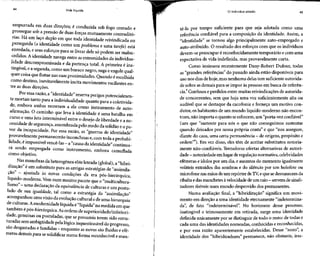 44 Vida líquida
empurrada em duas direções; é conduzida sob fogo cruzado e
prossegue sob a pressão de duas forças mutuamente contraditó-
rias. Há um laço duplo em que toda identidade reivindicada ou
perseguida (a identidade como um problema e uma tarefa) está
enredada, e seus esforços para se livrar dele só podem ser malsu-
cedidos. A identidade navega entre as extremidades da individua-
lidade descompromissada e da pertença total. A primeira é ina-
tingível, e a segunda, como um buraco negro, suga e engole qual-
quer coisa que flutue nas suasproximidades. Quando é escolhida
como destino, inevitavelmente incita movimentos vacilantes en-
tre as duas direções.
Por essa razão,a "identidade"reserva perigos potencialmen-
te mortais tanto para a individualidade quanto para a coletivida-
de, embora ambas recorram a ela como instrumento de auto-
afirmação. O caminho que leva à identidade é uma batalha em
curso e uma luta interminável entre o desejo de liberdade e a ne-
cessidade de segurança,assombrada pelo medo da solidão e o pa-
vor da incapacidade. Por essa razão, as "guerras de identidade"
provavelmente permanecerão inconclusas e,com toda a probabi-
lidade, éimpossível vencê-las- a"causa daidentidade" continua-
rá sendo empregada como instrumento, embora camuflada
como objetivo.
Nas manobras da heterogênea eliteletrada (global),a "hibri-
dização" é um substituto para as antigas estratégias de "assimila-
ção" - ajustada às novas condições da era pós-hierárquica,
líquido-moderna. Vemnum mesmo pacote que o "multicultura-
lismo"- umadeclaração da equivalência deculturas e umpostu-
lado de sua igualdade, tal como a estratégia da "assimilação"
acompanhou uma visão da evolução cultural e de uma hierarquia
de culturas.Amodernidade líquida é "líquida"na medida em que
também épós-hierárquica.Asordens desuperioridade/inferiori-
dade, genuínas ou postuladas, que se presumia terem sido estru-
turadas sem ambigüidadepela lógica inquestionável do progresso,
são desgastadas e fundidas - enquanto asnovas sãofluídaseefê-
meras demais para se solidificar numa forma reconhecível e man-
ei indivíduo sitiado 45
tê-la por tempo suficiente para que seja adotada como uma
referência confiável para a composição da identidade. Assim, a
"identidade" se tornou algo principalmente auto-empregado e
auto-atribuído. O resultado dos esforços com que os indivíduos
devem-se preocupar éreconhecidamente temporário ecom uma
expectativa de vida indefinida, mas provavelmente curta.
Como insinuou recentemente Dany-Robert Dufour, todas
as "grandes referências"do passado ainda estão-disponíveis para
uso nos dias de hoje, mas nenhuma delastem suficienteautorida-
de sobre as demais para se impor às pessoas em busca de referên-
cia.8
Confusos e perdidos entre muitas reivindicações de autorida-
de concorrentes, sem que haja uma voz suficientemente alta ou
audível que se destaque da cacofonia e forneça um motivo con-
dutor, os habitantes de um mundo líquido-moderno não encon-
tram, não importa o quanto seesforcem, um "porta-voz confiável"
(um que "sustente para nós o que não conseguimos sustentar
quando deixados por nossa própria conta" e que "nos assegure,
diante do caos, uma certa permanência - deorigens, propósito e
ordem"9
). Em vez disso, eles têm de aceitar substitutos notoria-
mente não-confiáveis. Tentadoras ofertas alternativas de autori-
dade- notoriedade em lugarderegulaçãonormativa, celebridades
efêmeras e ídolos por um dia, e assuntos do momento igualmente
voláteis extraídos das sombras e do silêncio por um holofote ou
microfone nas mãos de um repórter de TV, e que sedesvanecemda
ribalta edasmanchetes àvelocidade deum raio - servemdesinali-
zadores móveis num mundo desprovido dos permanentes.
Numa avaliação final, a "hibridização" significa um movi-
mento em direção a uma identidade eternamente "indetermina-
da", de fato "indeterminável". No horizonte desse processo,
inatingível e teimosamente em retirada, surge uma identidade
definida unicamente por se distinguir de todo o resto: de todas e
cada uma das identidades nomeadas, conhecidas e reconhecidas,
e por essa razão aparentemente estabelecidas. Desse "resto", a
identidade dos "hibridizadores" permanece, não obstante, irre-
 