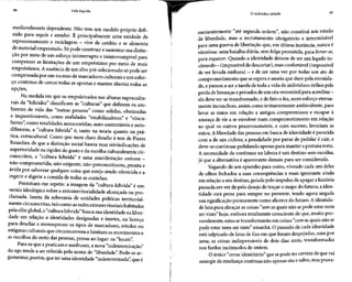 46 Vida líquida
mediavelmente dependente. Não tem um modelo próprio defi-
nido para seguir e emular. É principalmente uma unidade de
reprocessamento e reciclagem - vive de crédito e se alimenta
de material emprestado. Sópode construir esustentar sua distin-
ção por meio de um esforço ininterrupto e ininterrompível para
compensar as limitações de um empréstimo por meio de mais
empréstimos. Aausência de um alvo pré-selecionado só pode ser
compensada por um excessode marcadores culturais eum esfor-
ço contínuo de cercar todas as apostas e manter abertas todas as
opções.
Na medida em que os empoleirados nas alturas supracultu-
rais da "hibridez" classificam as "culturas" que definem os am-
bientes de vida das "outras pessoas" como sólidas, obstinadas
e inquestionáveis, como realidades "estabilizadoras" e "vincu-
lantes", como totalidades autocontidas, auto-sustentáveis e auto-
difusoras, a "cultura híbrida" é, tanto na teoria quanto na prá-
tica, extmcultural. Como que num claro desafio à tese de Pierre
Bourdieu de que a distinção social baseia suas reivindicações de
superioridade na rigidez do gosto e da escolha culturalmente cir-
cunscritos, a "cultura híbrida" é uma manifestação onívora -
não-comprometida, não-exigente, não-preconceituosa, pronta e
ávida por saborear qualquer coisa que esteja sendo oferecida e a
ingerir e digerir a comida de todas as cozinhas.
Permitam-me repetir: a imagem da "cultura híbrida" é um
verniz ideológico sobre a extraterritorialidade alcançada ou pro-
clamada. Isenta da soberania dê unidades políticas territorial-
mente circunscritas,taiscomo asredes extraterritoriais habitadas
pela eliteglobal, a "cultura híbrida"busca sua identidadena liber-
dade em relação a identidades designadas e inertes, na licença
para desafiar e menosprezar os tipos de marcadores, rótulos ou
estigmas culturaisque circunscrevem e limitam os movimentos e
as escolhas do resto das pessoas, presas ao lugar: os "locais".
Para os que apraticam e usufruem, a nova "indeterminação"
do ego tende a ser referida pelo nome de "liberdade". Pode-se ar-
gumentar,porém, que ter uma identidade "indeterminada" que é
O indivíduo sitiado 47
eminentemente "até segunda ordem", não constitui um estado
de liberdade, mas o recrutamento obrigatório e interminável
para uma guerra de libertação que, em última instância, nunca é
vitoriosa: uma batalha diária, sem folga permitida, para livrar-se,
para esquecer. Quando a identidade deixou de ser um legado in-
cômodo - (impossível dedescartar),mas confortável (impossível
de ser levada embora) - e de ser uma vez por todas um ato de
comprometimento que seespera e anseia que dure pelaeternida-
de, e passou a ser a tarefa de toda avida de indivíduos órfãos pela
perda deheranças eprivados deumcéu verossímil para acreditar -
ela deve ter-se transformado, e de fato o fez,num esforço eterna-
mente inconcluso, assim como irritantemente ambivalente, para
lavar as mãos em relação a antigos compromissos e escapar à
ameaça de vir a se envolver num comprometimento em relação
ao qual os outros prazerosamente, e com sucesso, lavariam as
mãos. Aliberdade das pessoas em busca de identidade éparecida
com a de um ciclista; a penalidade por parar de pedalar é cair, e
deve-se continuar pedalando apenaspara manter apostura ereta.
A necessidade de continuar na labuta é um destino sem escolha,
já que a alternativa é apavorante demais para ser considerada.
Vagando de um episódio para outro, vivendo cada um deles
de olhos fechados a suas conseqüências e mais ignorante ainda
em relação a seu destino, guiada pelo impulso de apagara história
passada em vezde pelo desejo de traçar o mapa do futuro, a iden-
tidade está presa para sempre no presente, tendo agora negada
sua significaçãopermanente como alicercedo futuro.A identida-
de luta para abraçar ascoisas "semas quais não sepode estar nem
ser visto" hoje, embora totalmente consciente de que, muito pro-
vavelmente, estas setransformarão em coisas "comas quais não se
pode estar nem ser visto" amanhã. O passado de cada identidade
está salpicado de latas de lixo em que foram despejadas,uma por
uma, as coisas indispensáveis de dois dias atrás, transformadas
nos fardos incômodos de ontem.
O único "cerne identitário"que sepode ter certezade quevai
emergir da mudança contínua não apenas são e salvo,mas prova-
 