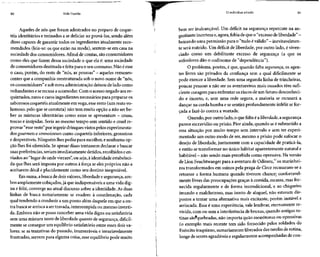 50 Vida líquida
Aqueles de nós que foram adestrados no preparo de coque-
téis identitários e treinados a sedeliciar ao prová-los, sendo além
disso capazesde garantir todos os ingredientes atualmente reco-
mendados (leia-se:os que estão na moda), sentem-se em casa na
sociedade dos consumidores.Afinal de contas, são consumidores
como eles que fazem dessa sociedade o que ela é: uma sociedade
de consumidores destinada efeita para o seuconsumo. Não éesse
o caso, porém, do resto de "nós, aspessoas" - aqueles remanes-
centes que a companhia reestruturada sob o novo nome de "nós,
os consumidores" esob nova administração deixou de lado como
redundantes eserecusa a acomodar. Com o acessonegado aos re-
quintados, raros ecaros ingredientes necessáriospara preparar os
saborosos coquetéis atualmente em voga,esse resto (um resto vo-
lumoso, pelo que se constata) não tem muita opção a não ser be-
ber as misturas identitárias como estas se apresentam - cruas,
toscas e insípidas. Seria ao mesmo tempo sem sentido e cruel re-
provar "esse resto" por ingerir drinques vistos pelos experimenta-
dos gourmets e connoisseurs como coquetéis inferiores,grosseiros
e desprezíveis.Ninguém lhes pediu para escolher, enenhuma op-
ção lhes foi oferecida. Seapesar disso tentassem declarar ebuscar
suas preferências, seriam imediatamente detidos, recolhidos een-
viados ao "lugar de onde vieram", ou seja, à identidade estabeleci-
da que lhes será imposta por outros à força seeles próprios não a
aceitarem dócil e placidamente como seu destino inegociável.
Em suma, abuscade dois valores, liberdade esegurança,am-
bos amplamente cobiçados,já que indispensáveis a uma vida dig-
na e feliz, converge no atual discurso sobre a identidade. As duas
linhas de busca notoriamente se evadem à coordenação, cada
qual tendendo aconduzir aum ponto além daquele em que a ou-
tra busca searriscaa sertravada,interrompida ou mesmo inverti-
da. Embora não sepossa conceber uma vida digna ou satisfatória
sem uma mistura tantode liberdade quanto de segurança, dificil-
mente se consegue um equilíbrio satisfatório entre esses dois va-
lores: se as tentativas do passado, inumeráveis e invariavelmente
frustradas, servem para alguma coisa, esse equilíbrio pode muito
O indivíduo sitiado 51
bem ser inalcançável. Um déficit na segurança repercute na an-
gustiante incerteza e,agora,fobia dequeo"excesso deliberdade" -
beirando umapermissão para o "tudo éválido" - inevitavelmen-
te será nutrido. Um déficit de liberdade, por outro lado, éviven-
ciado como um debilitante excesso de segurança (a que os
sofredores dão o codinome de "dependência").
O problema, porém, é que, quando falta segurança, os agen-
tes livres são privados da confiança sem a qual dificilmente se
pode exercer a liberdade. Sem uma segunda linha de trincheiras,
poucas pessoas a não ser os aventureiros mais ousados têm sufi-
ciente coragem para enfrentar osriscos de um futuro desconheci-
do e incerto, e, sem uma rede segura, a maioria se recusará a
dançar na corda bamba e sesentirá profundamente infeliz sefor-
çada a fazê-lo contra a vontade.
Quando, por outro lado, o que falta éa liberdade, asegurança
parece escravidão ou prisão. Pior ainda, quando seé submetido a
essa situação por muito tempo sem intervalo e sem ter experi-
mentado um outro modo de ser, mesmo a prisão pode sufocar o
desejo de liberdade,juntamente com a capacidade de praticá-la,
e então se transformar no único hábitat aparentemente natural e
habitável - nãosendo mais percebida como opressiva. Na versão
de Lion Feuchtwangerpara a aventura de Odisseu,12
os marinhei-
ros transformados em suínos pela praga de Circe recusaram-sea
retomar a forma humana quando tiveram chance: confortavel-
mente livres das preocupações graças à comida, escassa,mas for-
necida regularmente e de forma incondicional, e ao chiqueiro
imundo e malcheiroso, mas isento de aluguel, não estavam dis-
postos a tentar uma alternativa mais excitante, porém instável e
arriscada. Essa é uma experiência,vale lembrar, eternamente re-
vivida, com ou sem a interferênciade bruxas, quando antigas ro-
tinas são*quebradas, não importa quão monótonas ou opressivas
(o exemplo mais recente tem sido fornecido pelos soldados do
Exército iraquiano, sumariamente liberados das tarefas de rotina,
longe de serem agradáveise regularmenteacompanhadas de con-
 