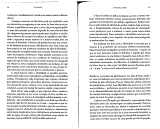 52 Vida líquida
tracheques, imediatamente virando suas armas contra os liberta-
dores).
Qualquer aumento na liberdade pode ser traduzido como
um decréscimo na segurança evice-versa. Asduas leituras sejus-
tificam, e qual delassemove para o centro da preocupação públi-
ca num determinado momento depende de outros fatores além
dos elegantes argumentos apresentados para justificar a escolha.
Mas as chancesde um apoio à mudança no equilíbrio entreliber-
dade e segurança seriam maiores se a própria escolha fosse um
exercício de liberdade. A abertura de perspectivasque um aumen-
to da liberdade poderia trazer dificilmente seria vista como um
bom negócio seesse acréscimo resultasse da falta de liberdade -
fosse imposto ou implementado sem consulta. Numerosos resul-
tados de pesquisas confirmam a regra: quando as pessoas se res-
sentem de mudanças em suas condições de existência ou nas
regras do jogo da vida, isso ocorre muito menos pelo desagrado
em relação às novas realidades resultantes da mudança do que
pela maneira como estas foram produzidas, ou seja, porque fo-
ram colocadas em pauta sem que se consultassem aspessoas.
O atual discurso sobre a identidade se equilibra precaria-
mente entre todas essas contradições, ambigüidades e armadilhas
ocultas. Virtualmente toda proposição que origina é alimento
para alguns praticantes e alvos desse discurso e veneno para ou-
tros.Epassa de carne a veneno, e vice-versa, dependendo de suas
condições, capazes de mudar de maneira rápida e imprevisível.
Num esboço mais amplo, os que esperam obter e manter a
segurança expondo-se aos riscos e perigos da livre escolha ten-
dem a enfatizar os méritos da identidade subdeterminada e sub-
definida - não-estabelecida, incompleta, semfinalespecificado e
acima de tudo fácil dedescartar ou revisar -, enquanto osque lu-
tam nas guerraspela identidade, sofrendo o pesode uma estereo-
tipagem coerciva, afastados das opções desejáveis e intimidados
pela própria insegurança para contemplarem seriamente um de-
safio às regras do jogo, optam pela identidade como direito de
nascença, marca indelével e propriedade inalienável.
O indivíduo sitiado 53
O fato de ambos os lados da disputa usarem o mesmo sím-
bolo verbal para denotar anseios extremamente diferentes não
garante necessariamente um diálogo significativo. Embora am-
bos os lados falem de identidade, podem também falar atravessa-
do - e freqüentemente o fazem. Seum lado fala da "identidade"
como passaporte para a aventura, o outro pensa numa defesa
contra aventureiros. Para o primeiro, a identidade é um barco en-
frentando asondas, para o segundo,um quebra-mar protegendo
as embarcações das marés.
Em nenhum dos dois casos a identidade é invocada por si
mesma. E os propósitos da invocação diferem enormemente.
Estãofirmementearraigadosnaspráticas humanas - naquilode
que os seres humanos tentam se defender e naquilo que lutam
para transformar em seu destino. Enquanto essas práticas diferi-
rem, as cargas semânticas investidas nas preocupações com a
identidade continuarão a ser diferentes. A realidade, como insis-
tia Marx, deve ser vista como "atividade sensória humana, práti-
ca"- já que"avida social é essencialmente prática".
Render-se às pressões da globalização, nos dias de hoje, tende a
ser uma reivindicação em nome da autonomia individual e da li-
berdade de auto-afirmação. Para asvítimas dos efeitos colaterais
da globalização, porém, mais liberdade não parece ser a cura de
seus problemas - prefeririam encontrá-la no desmoronamento
ou no desmantelamento forçado das rotinas da vida e das redes
de vínculos humanos e compromissos mútuos que costumavam
apoia-las e fazê-las sentir-seseguras.
Cada vezmais, os apelospor liberdade e a apresentação dessa
liberdade como cura universalpara os males presentes e futuros,
assim como as demandas por afastar e empurrar do caminho
quaisquer restrições que tolham os movimentos daqueles quees-
peram fazer bom uso do fato de se estar movendo, levantam as
suspeitas de parecer uma ideologia da elite global emergente. Re-
caem sobre ouvidos moucos de uma grande parcela da popula-
 