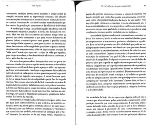 64 Vida líquida De mártir a herói e de herói a celebridade 65
sustentado, nenhum desses ideais mantém o antigo poder de
atração, encontra apoio na experiência cotidiana, está afinado
com as reações treinadas ou seharmoniza com a intuição do sen-
so comum. Assim sendo, tais ideais tendem a ser substituídos pe-
los valores da gratificação instantânea e da felicidade individual.
À medida que avança a sociedade líquido-moderna, com seu
consumismo endêmico, mártires e heróis vão batendo em reti-
rada. Hoje em dia, eles encontram seu último abrigo entre as
pessoas que ainda enfrentam o que para muitos habitantes do
planeta (talvez a maioria) parece uma guerra já perdida contra
uma desigualdade opressora; uma guerra contra os terríveis po-
deres financeiros e militares globais que sitiam os poucos territó-
rios intocados remanescentes, a fim de implantarem seu tipo de
"vida nova" aonde quer que vão - o tipo de vida que significa,
para os que arecebem, ofimda existência tal como aconhecem,e
talvez até o fim da vida em si.
Os mais desesperançados e desesperados entre os que se en-
contram sitiados têm poucas opções senão recorrer ao derradeiro
argumento: sacrificar debom grado aprópria vida - na esperan-
ça de dar um testemunho (ainda que tragicamente distorcido) do
valor do modo de vida que se tornou quase impossível eque está
prestes a lhes ser negado para sempre. A morte honrosa pare-
ce-lhes a única chance de uma dignidade que já lhes foi negada
em vida. Tais pessoas são material de fácil manuseio nas mãos de
manipuladores astutos ehabilidosos, sem escrúpulos e insensíve-
is.É em suas fileiras que os atuais terroristas são recrutados. Esses
são mutantes distorcidos de modo execrável dos mártires ao esti-
lo antigo, nos quais se enxertaram simulacros igualmente defor-
mados dos heróis do passado.
Os mártires da velha escola estavam prontos para sofrer, mas
não para fazer outros sofrerem, já que a eficácia do martírio vo-
luntário estava na prova que sepretendia oferecer do valor imor-
tal da crença, em cuja defesa os mártires morriam. O "heroísmo",
por outro lado, era medido pelo número de inimigos que o "he-
rói" destruía. Os mártires da fé não eram heróis, enquanto os
heróis das guerras nacionais evitariam o rótulo de mártires em
função daquilo que tanto eles quanto seus entusiastas condena-
vam como a lamentável ineficácia da morte de um mártir. Não
importa quão virtuosos os mártires e heróis afirmassem ser, e
fossem considerados, em seus respectivos ediferentes termos, no
momento em que suas qualidades semisturam, o produto é uma
combinação incongruente e verdadeiramente satânica...
A sociedade líquido-moderna de consumidores considera os
feitos dos mártires, heróis e todas as suas versões híbridas quase
incompreensíveis e irracionais e, portanto, ultrajantes e repulsi-
vos.Essa sociedade promete uma felicidadefácil que pode ser ob-
tida por meios inteiramente não-heróicos e que portanto devem
estar, tentadora e satisfatoriamente,ao alcance de todos (ou seja,
de todo consumidor). Quanto ao martírio e,de modo mais geral,
todo tipo de sofrimento "em prol de", ela o reapresenta como o
resultado da iniqüidade de alguém ou como um caso de delito do
próprio ator que só pode ser explicado como premeditação cri-
minosa (exigindo que os culpados sejam encontrados e punidos)
ou disfunção psicológica (quando então devem ser submetidos a
uma terapia na esperança de ser curados). Diferentemente de ou-
tros tipos de sociedade, atuais e antigas, a sociedade em questão
pode ser adequadamente descrita sem que seja preciso recorrer às
categorias do "martírio" edo "heroísmo". Emvezdelas, tal descri-
ção exigiria duas categorias relativamente novas que essa socie-
dade colocou no foco da percepção pública: a categoria de vítima
e a de celebridade.
Na sociedade de hoje, não se espera que alguém sofra de dor a
menos que administrada pelas autoridades competentes como
punição merecida por mau comportamento. É um tema ampla-
mente debatido hoje a questão do grau em que a dor é adminis-
trada, em relação à gravidade do mau comportamento, ou,
portanto, o que a torna plena everdadeiramente merecida. O di-
reito de decidir sobre esse assunto é um dos principais objetivos
 