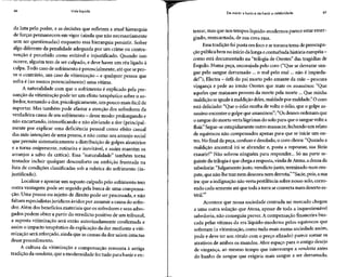 66 Vida líquida
da luta pelo poder, e as decisões que refletem a atual hierarquia
de forças permanecem em vigor (ainda que não necessariamente
sem ser questionadas) enquanto essa hierarquia persistir. Sofrer
algo diferente da penalidade adequada por um crime ou contra-
venção é percebido como evitável e injustificado. Quando isso
ocorre, alguém tem de ser culpado, e deve haver um réu ligado à
culpa. Todo caso de sofrimento épotencialmente, até que se pro-
ve o contrário, um caso de vitimização - e qualquer pessoa que
sofra é (ao menos potencialmente) uma vítima.
A naturalidade com que o sofrimento é explicado pela pre-
sunção da vitimização pode ter um efeito terapêutico sobre o so-
fredor, tornando a dor, psicologicamente, um pouco mais fácil de
suportar. Mas também pode afastar a atenção dos sofredores da
verdadeira causa deseusofrimento- dessemodo:prolongando e
não encurtando, intensificandoe não aliviando a dor (principal-
mente por explicar uma deficiência pessoal como efeito casual
das más intenções de uma pessoa, e não como um arranjo social
que permite sistematicamente a distribuição de golpes aleatórios
e a torna onipresente, rotineira e inevitável, e assim mantém os
arranjos a salvo da crítica). Essa "naturalidade" também torna
tentador incluir qualquer desconforto ou ambição frustrada na
lista de condições classificadas sob a rubrica do sofrimento (in-
justificado).
Localizar e apontar um suposto culpado pelo sofrimento tem
outra vantagem: pode ser seguido pela busca de uma compensa-
ção. Uma pessoa ou sujeito de direito pode ser processada, e não
faltam especialistasjurídicosávidos por assumir a causa do sofre-
dor. Além dos benefícios materiais que os sofredores e seus advo-
gados podem obter a partir do veredicto positivo de um tribunal,
a suposta vitimização será então autorizadamente confirmada e
assim o impacto terapêutico da explicação da dor mediante a viti-
mização será reforçado,ainda que as causasda dor saiam intactas
desse procedimento.
A cultura da vitimização e compensação remonta à antiga
tradição da vendetta, que amodernidade feztudo para banir e en-
De mártir a herói e de herói a celebridade 67
terrar, mas que nos tempos líquido-modernos parece estaremer-
gindo, reencarnada, de sua cova rasa.
Essa tradição foi posta em foco e setornou tema de preocupa-
ção pública bemno início dalonga econturbada história européia -
como está documentado na "trilogia de Orestes" das tragédias de
Esquilo. Numa peça, encorajada pelo coro ("Que se derrame san-
gue pelo sangue derramado ... o mal pelo mal... não é impieda-
de!"), Electra - órfã dopaimorto pelo amante damãe - procura
vingança e pede ao irmão Orestes que mate os assassinos: "Que
aqueles que mataram provem da morte pela morte ... Que minha
maldição seiguale àmaldição deles, maldade por maldade." O coro
está deliciado: "Que o ódio receba de volta o ódio, que o golpeas-
sassino encontre o golpe que assassinou"; "Os deuses ordenam que
o sangue do morto verta lágrimasdo solo para que o sanguevoltea
fluir." Segue-seestupidamente outro massacre,fechando um relato
de equívocos não compensados apenas para que se inicie um ou-
tro. No final da peça, confuso e desolado, o coro chora: "Quando a
maldição ancestral irá se abrandar e, posta a repousar, sua fúria
exaurir?" Não sobrou ninguém para responder... Só na parte se-
guinte da trilogia éque chegaaresposta,vinda deAtena,a deusada
sabedoria: "Julgamento justo,veredicto justo, terminado num em-
pate, que não lhe traznem desonra nem derrota." "Sacie, pois, asua
ira: que a indignação não verta pestilência sobre nosso solo, corro-
endo cada semente até que toda aterra seconverta num desertoes-
t. " *1 »5
terú.
Acontece que nossa sociedade centrada nó mercado chegou
a uma outra solução que Atena,apesar de toda a inquestionável
sabedoria, não conseguiu prever.A compensação financeira bus-
cada pelas vítimas da era líquido-moderna pelos equívocos que
sofreram (a vitimização, como tudo mais numa sociedade assim,
pode e deve ter um rótulo com o preço afixado) parece somar os
atrativos de ambos os mundos. Abre espaço para o antigo desejo
de vingança, ao mesmo tempo que interrompe a vendetta antes
do banho de sangue que exigiria mais sangue a ser derramado.
 