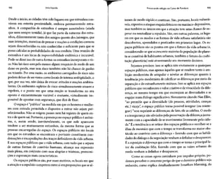 102 Vida líquida
Desde o início, ascidades têm sido lugares em que estranhos con-
vivem em estreita proximidade, embora permanecendo estra-
nhos. A companhia de estranhos é sempre assustadora (ainda
que nem sempre temida), já que faz parte da natureza dos estra-
nhos, diferentemente tanto dos amigos quanto dos inimigos, que
suas intenções, maneiras de pensar e reações a condições comuns
sejam desconhecidas ou não conhecidas o suficiente para que se
possa calcular as probabilidades de sua conduta. Uma reunião de
estranhos é um lócus de imprevisibilidade endêmica e incurável.
Pode-se dizer isso de outra forma: os estranhos incorporam oris-
co.Não há risco sem pelo menos algum resquício de medo de um
dano ou perda, mas sem risco também não há chance de ganho
ou triunfo. Por essa razão, os ambientes carregados de risco não
podem deixar de servistos como locais de intensa ambigüidade, o
que, por sua vez, não deixa de evocar atitudes e reações ambiva-
lentes. Os ambientes repletos de risco simultaneamente atraem e
repelem, e o ponto em que uma reação se transforma no seu
oposto é eminentemente variável e mutante, virtualmente im-
possível de apontar com segurança, que dirá defixar.
O espaço é "público" na medida em que oshomens e mulhe-
res com entrada permitida e dispostos a entrar não sejam pré-
selecionados. Não se exigem passes nem há registro de quem en-
tra e de quem sai.Portanto, apresença no espaço público é anôni-
ma, e, assim sendo, inevitavelmente, os que nele aparecem
tendem a ser mutuamente estranhos, da mesma forma que as
pessoas encarregadas do espaço. Os espaços públicos são locais
em que os estranhos se encontram e portanto constituem con-
densações e encapsulações dos traços definidores da vida urbana.
É nos espaços públicos que a vida urbana, com tudo que a separa
de outras formas de convívio humano, alcança sua expressão
mais plena, em conjunto com suas alegrias e tristezas, premoni-
ções e esperançasmais características.
Os espaços públicos são, por esses motivos, os locais em que
a atração ea repulsão competem entre si em proporções que seal-
Procurando refúgio na Caixa de Pandora 103
teram de modo rápido e contínuo. São, portanto, locais vulnerá-
veis, expostos a ataques esquizofrênicosou maníaco-depressivos,
mas também os únicos em que a atração tem uma chance de su-
perar ou neutralizar a repulsão. São, em outras palavras, osluga-
res em que os modos e as formas de vida urbana satisfatória são
descobertos, aprendidos e praticados em primeiro lugar. Os es-
paços públicos são os pontos em que o futuro da vida urbana (e,
considerando-se que a crescente maioria da população do plane-
ta seconstitui de habitantes urbanos, também o futuro da coabi-
tação planetária) está atravessando seu momento decisivo.
Sejamos precisos: isso se aplica não exatamente a quaisquer
espaços públicos, mas apenas àqueles que se rendem tanto à am-
bição modernista de aniquilar e nivelar as diferenças quanto à
tendência pós-modernista de calcificar as diferenças por meio da
separação e do estranhamento mútuos. Isso se aplica aos espaços
públicos que reconhecem o valor criativo e de vivacidade da dife-
rença, ao mesmo tempo em que encorajam as diversidades a se
engajar num diálogo significativo. Novamente citando Nan Ellin,
"ao permitir que a diversidade (de pessoas, atividades, crenças
etc.) viceje", o espaço público torna possível integrar (ou reinte-
grar) "sem suprimir as diferenças;de fato, ele as celebra. O medo
e a insegurança são aliviados pela preservação da diferença junta-
mente com a capacidade de se movimentar livremente pela cida-
de." É a tendência a se retirar dos espaços públicos e recolher-se a
ilhas de mesmice que com o tempo se transforma no maior obs-
táculo ao convívio com a diferença - fazendo comque as habili-
dades do diálogo eda negociaçãovenham a definhar edesaparecer.
É a exposição à diferença que com o tempo setorna o principal fa-
tor da coabitação feliz, fazendo com que as raízes urbanas do
medo venham a definhar e desaparecer.
Como as coisas agora caminham por impulso próprio, po-
demos perceber o crescente perigo de que o domínio público seja
reduzido, como explica detalhadamente Jonathan Manning, do
 
