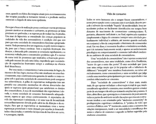 108 Vida líquida
anos, quando os efeitos das terapias atuais para os remanescentes
das terapias passadas se tornarem visíveis e a profissão médica
anunciar a chegada de uma nova epidemia.
Para que a buscade realizaçãopossa continuar enovas promessas
possam mostrar-se atraentes e cativantes, as promessas já feitas
precisam ser quebradas, e as esperanças de realizá-las, frustradas.
Um mar de hipocrisia se estendendo das crenças populares às
realidades da vida dos consumidores é condição sine qua non
para que uma sociedade de consumidores funcione apropriada-
mente. Todapromessa deve ser enganosa, ou pelo menosexagera-
da, para que a busca continue. Sem a repetida frustração dos
desejos, a demanda pelo consumo se esvaziaria rapidamente, e a
economia voltada para o consumidor perderia o gás. É o excesso
da soma total de promessas que neutraliza a frustração provo-
cada pelo excesso de cada uma delas, impedindo que a acumula-
ção de experiências frustrantes solape a confiança na eficácia
final dessa busca.
Por essa razão, o consumismo é uma economia do logro, do
excesso e do lixo; logro, excesso elixo não sinalizam seu mau fun-
cionamento, mas constituem uma garantia de saúde eo único re-
gime sob o qual uma sociedade de consumidores pode assegurar
sua sobrevivência. A pilha de expectativas malogradas tem um
paralelo nas crescentes montanhas de ofertas descartadas das
quais se esperava (pois prometiam) que satisfariam os desejos
dos consumidores. A taxa de mortalidade das expectativas é ele-
vada, e, numa sociedade de consumo funcionando adequada-
mente, espera-se que cresça continuamente. A expectativa de
vida das esperanças é minúscula, e só uma taxa de fecundidade
extraordinariamente elevada pode salvá-las da diluição e da ex-
tinção. Para que as expectativas se mantenham vivas e novas
esperanças preencham o vazio deixado por aquelasjá desacredi-
tadas edescartadas, o caminho da loja àlata delixo deve ser curto,
e a passagem, rápida.
Os consumidores na sociedade líquido-moderna 109
Vida de consumo
Todos os seres humanos são e sempre foram consumidores, e
nossa preocupação com o consumo não é novidade; decerto pre-
cede o advento da variedade "líquida" da modernidade. Seus an-
tecedentes podem ser facilmente identificados em tempos bem
distantes do nascimento do consumismo contemporâneo. É,
portanto, altamente ineficiente e, no final, equivocado examinar
simplesmente a lógica do consumo (sempre uma atividade pro-
fundamente individual e solitária, até mesmo quando realizada
em conjunto) a fim de compreender o fenômeno do consumidor
atual. Em vez disso, é necessário focalizar a verdadeira novidade,
que é de natureza basicamente social, e apenas secundariamente
psicológica ou comportamental: o consumo individual conduzi-
do no ambiente de uma sociedade de consumidores.
Uma "sociedade de consumidores" não éapenas a soma total
dos consumidores, mas uma totalidade, como diria Durkheim,
"maior do que a soma das partes". É uma sociedade que (para
usar uma antiga noção que já foi popular sob a influência de
Althusser) "interpela" seus membros basicamente, ou talvez até
exclusivamente, como consumidores; e uma sociedade quejulga
e avalia seus membros principalmente por suas capacidades e sua
conduta relacionadas ao consumo.
Dizer "sociedade de consumidores" é dizer mais, muito
mais, do que apenas verbalizar a observação trivial de que, tendo
considerado agradável o consumo, seus membros gastam a maior
parte de seu tempo e de esforços tentando ampliar tais prazeres. É
dizer, além disso, que apercepção eo tratamento de praticamente
todas aspartes do ambiente social e das ações que evocam eestru-
turam tendem a ser orientados pela "síndrome consumista" de
predisposições cognitivas e avaliativas. A "política de vida", que
contém a Política com "P" maiúsculo, assim como a natureza das
relações interpessoais, tende a ser remodelada à semelhança dos
meios e objetos de consumo e segundo as linhas sugeridas pela
síndrome consumista.
 