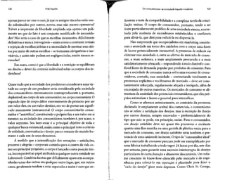 120 Vida líquida Os consumidores na sociedade líquido-moderna 121
apenas parece ser esseo caso,já que os antigosvínculos estão sen-
do substituídos por outros, novos, mas não menos opressivos?
Talvez a impressão de liberdade ampliada seja apenas um poli-
mento no que de fato é um conjunto modificado de necessida-
des? Não seria o caso de que as escolhas incessantes,dificilmente
definitivas enunca irrevogáveis - assim como aconstante revisão
e rejeição de escolhasjá feitas e a necessidade de mostrar seus efei-
tos por meio deoutras escolhas - setornaram obrigatórias eine-
vitáveis, e assim não podem ser negligenciadas, muito menos re-
cusadas?
Em suma, como é que a liberdade e a restrição se equilibram
no direito e dever do controle individual sobre os corpos dos in-
divíduos?
Quase tudo que a sociedade dosprodutores considerava uma vir-
tude no corpo de um produtor seria considerado pela sociedade
dos consumidores extremamente contraproducente e, portanto,
deplorável, no corpo de um consumidor, no corpo consumista. O
segundo tipo de corpo difere enormemente do primeiro por ser
um valor-fim, ou um valor-destino, em vezde portar um signifi-
cado meramente instrumental. O corpo consumista/do consu-
midor é "autotélico", constituindo o próprio fim e um valor em si
mesmo; na sociedade dos consumidores, também é, por acaso, o
valor supremo. Seu bem-estar é o principal objetivo de toda e
qualquer busca existencial, assim como o principal teste e critério
de utilidade, conveniênciae desejo para o restante do mundo hu-
mano e cada um de seus elementos.
À medida que a intensificação das sensações - satisfações,
prazeres e alegrias- corporais caminha para o centro davidaco-
mo seuprincipal propósito, o corpo élançado auma posiçãoúni-
ca,incomparável aopapelatribuído aqualquer outra entidade no
Lebenswelt. Combina facetas que dificilmenteaparecem acompa-
nhadas umas das outras em qualquer outro lugar,que, em outros
casos, geralmente tendem a estar separadas eassim é raro que en-
frentem o teste da compatibilidade e a complexa tarefa da conci-
liação mútua. O corpo do consumidor, portanto, tende a ser
fonte particularmente prolífica de uma ansiedade eterna, exacer-
bada pela ausência de escoadouros estabelecidos e confiáveis
para aliviá-la, que dirá para reduzi-la ou dispersá-la.
Não surpreende que os especialistasem marketing conside-
rem a ansiedade em torno dos cuidados com o corpo uma fonte
de lucros potencialmente inexaurível. A promessa de reduzir ou
eliminar essa ansiedade é, entre as ofertas do mercado de consu-
mo, a mais sedutora, a mais amplamente procurada e a mais
satisfatoriamente abraçada - respondendo à mais durável e con-
fiável fonte de demanda popular por produtos de consumo. Para
que a sociedade de consumo nunca sofra uma escassez de consu-
midores, contudo, essa ansiedade - contrariando totalmente as
promessas explícitas evociferantes do mercado - deve sercons-
tantemente reforçada,regularmente atiçada e instigada, além de
encorajada de outras maneiras. Os mercados de consumo se ali-
mentam da ansiedade dospotenciais consumidores,que eles pró-
prios estimulam e fazem o possível para intensificar.
Como se afirmou anteriormente, ao contrário da promessa
declarada (e amplamente aceita) dos comerciais, o consumismo
não se refere à satisfação dos desejos, mas à incitação do desejo
por outros desejos, sempre renovados - preferencialmentedo
tipo que não se pode, em princípio, saciar. Para o consumidor,
um desejo satisfeito deve ser quase tão prazeroso e excitante
quanto uma flor murcha ou uma garrafa de plástico vazia;para o
mercado de consumo, um desejo satisfeito seria também o pre-
nuncio de uma catástrofe iminente. Otipo de "consumidor ideal"
que o mercado de consumo procura pode ser exemplificado por
uma fábrica trabalhando a todo vapor 24 horas por dia, sete dias
por semana, para garantir uma sucessão ininterrupta de desejos
particulares de curta duração e altamente descartáveis. Um volu-
me crescente de know-how oferecido pelo mercado e de enge-
nhocas para colocá-lo em operação é planejado para fazer o
"ciclo do desejo" girar mais depressa. Como Chris St. George,
 