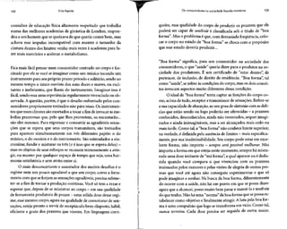 122 Vida líquida
consultor de educação física altamente respeitado que trabalha
numa das melhores academias de ginástica de Londres, respon-
deu a um homem que sequeixava de que queria comer bem, mas
achava esse impulso incompatível com manter o tamanho da
cintura dentro dos limites: venha mais vezes à academia para fa-
zer mais exercícios e acelerar o metabolismo.
Fica mais fácil pensar num consumidor centrado no corpo efas-
cinado por elesevocê seimaginar como um músico tocando um
instrumento para seupróprio prazer privado esolitário, sendo ao
mesmo tempo o único ouvinte dos sons doces e suaves, ou exci-
tantes e inebriantes, que fluem do instrumento. Imaginar isso é
fácil, sendo essauma experiência regularmente vivenciada ou ob-
servada. A questão, porém, é que o desafio enfrentado pelos con-
sumidores propriamente treinados não pára nisso. Os instrumen-
tos que essesclientes são exortados a tocar a fim de invocar as me-
lodias prazerosas que, pelo que lhes prometem, os encantarão...
são eles mesmos. Para expressar e consumir as agradáveis sensa-
ções que se espera que seus corpos transmitam, são treinados
para aparecer simultaneamente em três diferentes papéis: o do
músico, o do ouvinte e o do instrumento. São estimulados a sin-
cronizar, fundir e misturar os três (e é isso que seespera deles) -
mas os objetos de seus esforços se recusam teimosamente a atin-
gir, ou manter por qualquer espaço de tempo que seja, uma har-
monia satisfatória e sem atrito entre si.
O mais desconcertante e assustador dos muitos desafios é o
regime nem um pouco agradável a que seu corpo, como a ferra-
menta com que seforjam as sensações agradáveis,precisa subme-
ter-se a fim de tornar a produção contínua. Você só tem a rezar e
esperar que, depois de seministrar ao corpo - em sua qualidade
de ferramentaprodutora deprazer - uma sólida dose desse regi-
me, esse mesmo corpo, agora na qualidade de connoisseur de sen-
sações, esteja pronto a servir de receptáculo bem-disposto, hábil,
eficiente e grato dos prazeres que vierem. Em linguagem corri-
Os consumidores na sociedade líquido-moderna 123
queira, essa qualidade do corpo de produzir os prazeres que ele
poderá ser capaz de usufruir é classificada sob o título de "boa
forma". Mas o problema é que, com demasiada freqüência, colo-
car o corpo no estado de "boa forma" se choca com o propósito
que esse estado deveria produzir...
"Boa forma" significa, para um consumidor na sociedade dos
consumidores, o que "saúde" queria dizer para o produtor na so-
ciedade dos produtores. É um certificado de "estar dentro", de
pertencer, de inclusão, de direito de residência. "Boa forma", tal
como "saúde", se refere às condições do corpo, mas os dois concei-
tos invocam aspectos muito diferentes dessa condição.
O ideal de "boa forma"tenta captar as funções do corpo co-
mo, acima de tudo, receptor etransmissor de sensações. Refere-se
a sua capacidade de absorção, ao seu grau de sintonia com as delí-
cias que estão sendo ou logo poderão seroferecidas - aprazeres
conhecidos, desconhecidos, ainda não inventados, sequer imagi-
nados e ainda inimagináveis, mas a ser alcançados mais cedo ou
mais tarde. Como tal, a "boa forma"não conhece limite superior;
na verdade, é definida pela ausência delimites - mais especifica-
mente, por sua inadmissibilidade. Seucorpo pode estar em exce-
lente forma, não importa - sempre será possível melhorar. Não
importa a forma em que esteja neste momento, sempre há mistu-
rada uma dose irritante de "má forma",a qual aparece ou é dedu-
zida quando você compara o que vivenciou com os prazeres
insinuados pelos rumores e pelas visões de alegria de outras pes-
soas que você até agora não conseguiu experimentar e que só
pode imaginar e sonhar. Na busca da boa forma, diferentemente
do ocorre com a saúde, não há um ponto em que se possa dizer:
agora que a alcancei, posso muito bem parar e mantê-la e usufruir
do que tenho. Não há uma "norma"da boa forma que sepossaes-
tabelecer como objetivo e finalmente atingir. A luta pela boa for-
ma é uma compulsão que logo setransforma em vício. Como tal,
nunca termina. .Cada dose precisa ser seguida de outra maior.
 