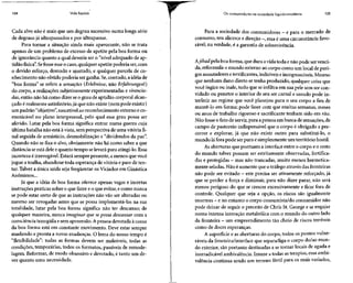 124 Vida líquida Os consumidores na sociedade líquido-moderna 125
Cada alvo não é mais que um degrau sucessivo numa longa série
de degraus já ultrapassados e por ultrapassar.
Para tornar a situação ainda mais apavorante, não se trata
apenas de um problema de excesso de apetite pela boa forma ou
de ignorância quanto a qual deveria ser o "nível adequado de ap-
tidão física". Sefosse esseo caso,qualquer apetite poderia ser, com
o devido esforço, domado e ajustado, e qualquer parcela de co-
nhecimento não obtido poderia ser ganha. Se,contudo, aidéia de
"boa forma" se refere a sensações (Erlebnisse, não Erfahrungenl)
do corpo, a realizaçõessubjetivamente experimentadas e vivencia-
das, então não há como dizerseo grau de aptidão corporal alcan-
çado é realmente satisfatório,já que não existe (nem pode existir)
um padrão "objetivo", suscetívelao reconhecimento externo eco-
municável no plano interpessoal, pelo qual esse grau possa ser
aferido. Lutar pela boa forma significa entrar numa guerra cuja
última batalha não está àvista, sem perspectiva de uma vitória fi-
nal seguida de armistício, desmobilização e "dividendos da paz".
Quando não se fixa o alvo, obviamente não há como saber a que
distância seestá dele equanto tempo selevará para atingi-lo.Essa
incerteza éirrevogável.Estarásempre presente, a menos que você
jogue a toalha, abandone toda esperança de vitória e pare de ten-
tar. Talvez a única saída seja freqüentar os Viciados em Ginástica
Anônimos...
Já que a idéia de boa forma oferece apenas vagas e incertas
instruções práticas sobre o que fazer e o que evitar,e como nunca
se pode estar certo de que as instruções não vão ser alteradas ou
mesmo ser revogadas antes que se possa implementá-las na sua
totalidade, lutar pela boa forma significa não ter descanso; de
qualquer maneira, nunca imaginar que sepossa descansar com a
consciência tranqüila esem apreensão.A pessoa devotada àcausa
da boa forma está em constante movimento. Deve estar sempre
mudando e pronta a novas mudanças. O lema do nosso tempo é
"flexibilidade": todas as formas devem ser maleáveis, todas as
condições, temporárias, todos os formatos, passíveis de remode-
lagem. Reformar,de modo obsessivo e devotado, é tanto um de-
ver quanto uma necessidade.
Para a sociedade dos consumidores - e para o mercado de
consumo, seu alicerce e direção -, essa é uma circunstância favo-
rável; na verdade, é a garantia de sobrevivência.
Ajihad pela boa forma,que dura avida toda enão pode servenci-
da, reformulao mundo externo ao corpo como um local de peri-
gos assustadores e terrificantes, indizíveise incognoscíveis.Mesmo
que nenhum dano direto setenha produzido, qualquer coisa que
você ingira ou inale, tudo que seinfiltra em sua pele sem ser con-
vidado ou penetre o interior de seu ser carnal e ossudo pode in-
terferir no regime que você planejou para o seu corpo a fim de
mantê-lo em forma; pode fazer com que muitas semanas, meses
ou anos de trabalho rigoroso e sacrificante tenham sido em vão.
Não fosse o fato de servir,para a pessoa em busca de sensações,de
campo de pastoreio indispensável que o corpo é obrigado a per-
correr e explorar, já que não existe outro para substituí-lo, o
mundo láfora pode serpura esimplesmente um território hostil.
As aberturas que pontuam a interfaceentre o corpo e o resto
do mundo talvez possam ser estritamente observadas, fortifica-
das e protegidas - masnão trancadas, muito menos hermetica-
mente seladas. Não é somente que o tráfego atravésdas fronteiras
não pode ser evitado - este precisa ser ativamente reforçado,já
que se perder a força e diminuir, para não dizer parar, não será
menos perigoso do que se crescer excessivamente e ficar fora de
controle. Qualquer que seja a opção, os riscos são igualmente
enormes - eno entanto o corpo consumista/do consumidornão
pode deixar de seguir o preceito de Chris St. George e se engajar
numa intensa interação metabólica com o mundo do outro lado
da fronteira - um empreendimento tão cheio de riscosterríveis
como de doces esperanças.
A superfície e as aberturas do corpo, todos os pontos vulne-
ráveis da fronteira/interface que separa/liga o corpo do/ao mun-
do exterior, são portanto destinadas a setornar locais de aguda e
inerradicável ambivalência. Imune a todas as terapias,essa ambi-
valência continua sendo um terreno fértil para os maisvariados,
 
