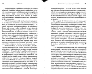 144 Vida líquida
Lyotard prosseguiu, comentando com tristeza que todos os
esforços da "sociedade", todas as pressões socializadoras, corpo-
rais e mentais, quer sejam moldadas por desígnio ounegligência,
estão voltadas a dirigir o processo de "amadurecimento" para
longe das qualidades humanas, muito humanas, da infância.
Como se fosse a lógica da sociedade humana fugir da humanida-
de de seus membros...
Definitivamente, a sociedade não éhospitaleira nem amisto-
sa em relação aos "insensíveis à razão comum", e é totalmente
hostil aos "incapazes de calcular suas próprias vantagens". A so-
ciedade não conduz rapidamente ao infinito de possibilidades.
Do que mais se ocupa a ordem social senão cortar o número de
possibilidades permitidas e reprimir todo o resto? A essência de
toda socialização está nas lições de "realismo": aos recém-che-
gados, os recém-nascidos, a sociedade oferece admissão sob a
condição de que aceitem o direito da realidade de traçar a linha
que separa as possibilidades selecionadas, agora regularizadas
como probabilidades auxiliadas pelo poder, de todas as outras,
agora oficialmente desprezadas como ilegítimas, fúteis, vergo-
nhosas oupecaminosas, ecompletamente "anti-sociais" - não só
uma perda de tempo, mas também um convite a problemas.
Desde a descoberta, no início da idade moderna, da "infân-
cia" como um estágio da vida humana distinto e, de muitas ma-
neiras, único, a sociedade louvava as crianças por seu "espírito de
cordialidade" e "brincadeira livre", cuja falta era dolorosamente
sentida pelos membros adultos da sociedade, mesmo quando eles
ao mesmo tempo as viam, exatamente pela mesma razão, com
profunda suspeita.Afinal de contas, a vida dos adultos exigia que
a brincadeira fosse totalmente evitada ou relegada ao "tempo de
lazer", sendo substituída em todos os outros momentos pela dis-
ciplina e pela rotina, enquanto o impulso da cordialidade erase-
guramente contido pela camisa-de-força dos direitos e deveres
contratuais. Ascriançasnão mereciam confiança nem podiam fi-
car sem uma supervisãovigilante.A "infância pura" precisavaser
reprocessada e assim "desintoxicada" - purificada de seus ingre-
Os consumidores na sociedade líquido-moderna 145
dientes naturais porque a sociedade não iria querer ingeri-los,
nem seria capaz disso seo quisesse. Na prática, senão na teoria, a
infância não era tratada como um abrigo ou refúgio, mas como
um simulacro da vida adulta. O tipo de produto final a ser atingi-
do pelo reprocessamento das crianças depende do papel que os
membros da sociedade são convocados a desempenhar em seu
serviço ativo.
Por boa parte da história moderna (a parte marcada por
grandes planos industriais eenormes exércitos de soldados), aso-
ciedade moldou epreparou seus membros para o trabalho indus-
trial e o serviço militar. A obediência, o conformismo e a resistên-
cia diante de uma rotina monótona e enfadonha eram, con-
seqüentemente, as virtudes aser plantadas ecultivadas - enquanto
a fantasia, a paixão, o espírito de rebeldia ea relutância em sair da
linha eram osvícios a ser exterminados. Era o corpo do potencial
operário ou soldado que contava; era o espírito que tinha de ser
silenciado e, uma vez silenciado, podia ser excluído do cômputo
como algo sem conseqüência. A sociedade dos produtores e sol-
dados concentrava seu "reprocessamento da infância" na admi-
nistração dos corpos para adequá-los à condição de moradores
de seu futuro habitat natural: o recinto da fábrica e o campo de
batalha.
A era da sociedade dos produtores está,pelo menos em nossa
parte do mundo e para todos os fins práticos, terminada, ainda
que sua lembrança permaneça nos preconceitos que muitos sus-
tentam em contraste com suas práticas (como PriscillaAnderson
conclui apartir de seu estudo abrangente da atual literatura sobre
"educação infantil": "Antigascrençasquanto à ignorância,à inex-
periência, à inconsciência e ao pensamento irrealista e autocen-
trado das crianças continuam a dominar as convicções públicas e
profissionais a respeito da infância").23
Vivemos agoranuma soci-
edade de consumidores. O habitat natural dos consumidores é o
mercado, lugar de comprar e vender. No caso dos futuros consu-
midores, a resposta pronta e sinceraao fascínio das mercadorias e
o impulso compulsivo evicioso de comprar são asprincipaisvir-
 