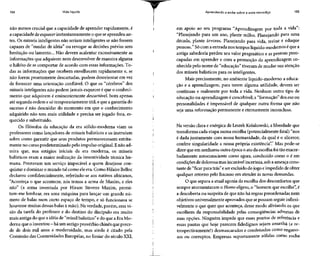 154 Vida líquida Aprendendo a andar sobre a areia movediça 155
não menos crucial que a capacidade de aprender rapidamente, é
a capacidade de esquecer instantaneamente o que seaprendeu an-
tes. Os mísseis inteligentesnão seriam inteligentes se não fossem
capazes de "mudar de idéia" ou revogar as decisões prévias sem
hesitação ou lamento... Não devem acalentar excessivamente as
informações que adquirem nem desenvolver de maneiraalguma
o hábito de se comportar de acordo com essas informações.To-
das as informações que recebem envelhecem rapidamente e, se
não forem prontamente descartadas, podem desorientar emvez
de fornecer uma orientação confiável. O que os "cérebros" dos
mísseis inteligentes não podem jamais esquecer é que o conheci-
mento que adquirem é eminentemente descartável, bom apenas
até segunda ordem e sótemporariamente útil, e que a garantia do
sucesso é não descuidar do momento em que o conhecimento
adquirido não tem mais utilidade e precisa ser jogado fora, es-
quecido e substituído.
Os filósofos da educação da era sólido-moderna viam os
professores como lançadores de mísseis balísticos e os instruíam
sobre como garantir que seus produtos permanecessem estrita-
mente no curso predeterminado pelo impulso original. Enão ad-
mira que, nos estágios iniciais da era moderna, os mísseis
balísticos eram a maior realização da inventividade técnica hu-
mana. Prestavam um serviço impecável a quem desejasse con-
quistar edominar o mundo tal como eleera. Como HilaireBelloc
declarou confidencialmente, referindo-se aos nativos africanos,
"Aconteça o que acontecer, nós temos a arma de Maxim, e eles
não" (a arma inventada por Hiram Stevens Maxim, permi-
tam-me lembrar, era uma máquina para lançar um grande nú-
mero de balas num curto espaço de tempo, e só funcionava se
houvesse muitas dessasbalas à mão). Na verdade,porém, essa vi-
são da tarefa do professor e do destino do discípulo era muito
mais antiga do que a idéia de "míssil balístico" e do que a Era Mo-
derna queo inventou - háumantigo provérbio chinês queprece-
de de dois mil anos a modernidade, mas ainda é citado pela
Comissão das Comunidades Européias, no limiar do século XXI,
em apoio ao seu programa "Aprendizagem por toda a vida":
"Planejando para um ano, plante milho. Planejando para uma
década, plante árvores. Planejando para vida, treine e eduque
pessoas." Sócom a entrada nos tempos líquido-modernos éque a
antiga sabedoria perdeu seu valor pragmático e as pessoas preo-
cupadas em aprender e com a promoção da aprendizagem co-
nhecida pelo nome de "educação" tiveram de mudar sua atenção
dos mísseis balísticos para os inteligentes.
Mais precisamente, no ambiente líquido-moderno a educa-
ção e a aprendizagem, para terem alguma utilidade, devem ser
contínuas e realmente por toda a vida. Nenhum outro tipo de
educação ou aprendizagem éconcebível;a "formação" dos eusou
personalidades é impensável de qualquer outra forma que não
seja uma reformação permanente e eternamente inconclusa.
Na versão clara e enérgica de Leszek Kolakowski,a liberdade que
transforma cada etapa numa escolha (potencialmente fatal) "nos
é dada juntamente com nossa humanidade, da qual é o alicerce;
confere singularidade a nossa própria existência".1
Mas pode-se
dizer que em nenhuma outra época o ato da escolha foitão exacer-
badamente autoconsciente como agora, conduzido como o é em
condições de dolorosa mas incurávelincerteza,sob a ameaça cons-
tante de "ficar para trás" eser excluído do jogo eimpedido de obter
qualquer retorno pelo fracasso em atender às novas demandas.
O que separa a atual agonia da escolha dos desconfortes que
sempre atormentaram o Homo eligens, o "homem que escolhe", é
a descoberta ou suspeita de que não há regraspreordenadas nem
objetivos universalmente aprovados que sepossam seguir infiexi-
velmente o que quer que aconteça, desse modo aliviando os que
escolhem da responsabilidade pelas conseqüências adversas de
suas opções. Ninguém impede que esses pontos de referência e
essas pautas que hoje parecem fidedignos sejam amanhã (e re-
trospectivamente!) desmascarados e condenados como engano-
sos ou corruptos. Empresas supostamente sólidas como rocha
 