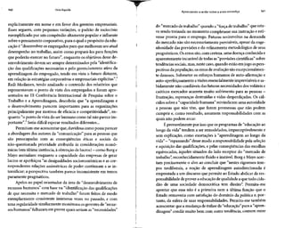 160 Vida líquida
explicitamente em nome e em favor dos gerentes empresariais.
Esses seguem, com pequenas variações, o padrão de raciocínio
exemplificado por um compêndio altamente popular e influente
sobre o pensamento corporativo, para o qual o propósito da edu-
cação é "desenvolver os empregados para que melhorem seu atual
desempenho no trabalho, assim como prepará-los para funções
que poderão exercer no futuro", enquanto os objetivos desse de-
senvolvimento devem ser sempre determinados pela "identifica-
ção das qualificações necessárias e pelo gerenciamento ativo da
aprendizagem do empregado, tendo em vista o futuro distante,
em relação às estratégias corporativas e empresariais explícitas".5
Raili Moilanen, tendo analisado o conteúdo dos relatórios que
representavam o ponto de vista dos empregados e foram apre-
sentados na III Conferência Internacional de Pesquisa sobre o
Trabalho e a Aprendizagem, descobriu que "a aprendizagem e
o desenvolvimento parecem importantes para as organizações
principalmente por motivos de eficácia e competitividade", en-
quanto "o ponto devista do serhumano como tal não parece im-
portante".6
Seria difícil esperar resultados diferentes...
Permitam-me acrescentar que, duvidosa como possa parecer
a abordagem dos autores da "comunicação" para as pessoas que
são preocupadas com as conseqüências éticas e sociais da
não-questionada prioridade atribuída às considerações econô-
micas (emúltima instância, à obtenção delucros) - como Borge
Mayo assinalam: enquanto a capacidade das empresas de gerar
lucros se aperfeiçoa "as desigualdades socioeconômicas e as cor-
respondentes relações assimétricas de poder continuam a se in-
tensificar; a perspectiva também parece inconsistente em ternos
puramente pragmáticos.
Apelos ao papel orientador da área de "desenvolvimento de
recursos humanos" com base na "identificação dasqualificações
de que necessita o mercado de trabalho" foram feitos de modo
exemplarmente consistente inúmeras vezes no passado, e com
uma regularidade similarmente monótona os gerentesde "recur-
sos humanos"falharamem prever quais seriam as "necessidades"
Aprendendo a andar sobre a areia movediça 161
do "mercado detrabalho" quando a "força de trabalho" que esta-
va sendo treinada no momento completasse sua instrução e esti-
vesse pronta para o emprego. Futuras reviravoltas na demanda
do mercado não são necessariamenteprevisíveis,apesar daenge-
nhosidade das previsões e do refinamento metodológico de seus
prognósticos. Os erros são, com certeza,uma doença conhecida e
aparentemente incurável de todas as"previsões científicas" sobre
tendências sociais, mas, neste caso, quando estão emjogo aspers-
pectivas da população, os erros de avaliaçãosão excepcionalmen-
te danosos. Submeter os esforços humanos de auto-afirmação e
auto-aperfeiçoamento avisões essencialmente imprevisíveis esa-
bidamente não-confiáveis das futuras necessidades dos voláteis e
caóticos mercados acarreta muito sofrimento para as pessoas -
frustração, esperanças destruídas e vidas desperdiçadas. Os cál-
culos sobre a "capacidade humana" reivindicam uma autoridade
a pessoas que não têm, que fazem promessas que não podem
cumprir e, como resultado, assumem responsabilidades com as
quais não podem arcar.
É provavelmente por isso que os programas de "educação ao
longo da vida" tendem a ser remodelados, imperceptivelmente e
sem explicação, como exortações à "aprendizagem ao longo da
vida"- "repassando" desse modo a responsabilidade pela seleção
e aquisição das qualificações, e pelas conseqüências das escolhas
equivocadas, àqueles situados do lado receptor do "mercado de
trabalho", reconhecidamente fluido e instável. Borge Mayo acer-
tam precisamente o alvo ao concluir que "nestes rigorosos tem-
pos neoliberais, a noção de aprendizagem autodirecionada é
emprestada a um discurso que permite ao Estado abdicar da res-
ponsabilidade deprover a educação de qualidade a que todo cida-
dão de uma sociedade democrática tem direito". Permita-me
apontar que essa não é a primeira nem a última função que o
Estado removeria com satisfação do domínio da política e, por-
tanto, da esfera de suas responsabilidades. Permita-me também
acrescentar que a mudança de ênfase da "educação" para a "apren-
dizagem" condiz muito bem com outra tendência, comum entre
 