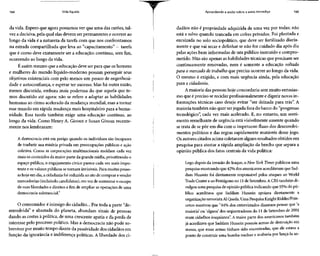 164 Vida líquida Aprendendo a andar sobre a areia movediça 165
da vida. Espero que agora possamos ver que uma das razões, tal-
vez a decisiva, pela qual elas devem ser permanentes e ocorrer ao
longo da vida é a natureza da tarefa com que nos confrontamos
na estrada compartilhada queleva ao "capacitamento" - tarefa
que é como deve exatamente ser a educação: contínua, sem fim,
ocorrendo ao longo da vida.
É assim mesmo que a educação deve ser para que os homens
e mulheres do mundo líquido-moderno possam perseguir seus
objetivos existenciais com pelo menos um pouco de engenhosi-
dade e autoconfiança, e esperar ter sucesso. Mas há outra razão,
menos discutida, embora mais poderosa do que aquela que te-
mos discutido até agora: não se refere a adaptar as habilidades
humanas ao ritmo acelerado da mudança mundial, mas a tornar
esse mundo em rápida mudança mais hospitaleiro para a huma-
nidade. Essa tarefa também exige uma educação contínua, ao
longo da vida. Como Henry A. Giroux e Susan Giroux recente-
mente nos lembraram:
A democracia está em perigo quando os indivíduos são incapazes
de traduzir sua miséria privada em preocupações públicas e ação
coletiva. Como as corporações multinacionais moldam cada vez
mais os conteúdos da maior parte da grande mídia, privatizando o
espaço público, o engajamento cívico parece cada vez mais impo-
tente e os valores públicos setornam invisíveis. Para muitas pesso-
as hoje em dia, a cidadania foi reduzida ao ato de comprar evender
mercadorias (incluindo candidatos), em vezdeaumentar o escopo
de suas liberdades e direitos a fim de ampliar as operações de uma
democracia substancial.8
O consumidor é inimigo do cidadão... Por toda a parte "de-
senvolvida" e abastada do planeta, abundam sinais de pessoas
dando as costas à política, de uma crescente apatia e da perda de
interesse pelo processo político. Mas a democracia não pode so-
breviver por muito tempo diante da passividade dos cidadãos em
função da ignorância e indiferença políticas. A liberdade dos ci-
dadãos não é propriedade adquirida de uma vez por todas; não
está a salvo quando trancada em cofres privados. Foi plantada e
enraizada no solo sociopolítico, que deve ser fertilizado diaria-
mente e que vai secar e definhar se não for cuidado dia após dia
pelas ações bem informadas de um público instruído e compro-
metido. Não são apenas as habilidades técnicas que precisam ser
continuamente renovadas, nem é somente a educação voltada
para o mercado de trabalho que precisa ocorrer ao longo da vida.
O mesmo é exigido, e com mais urgência ainda, pela educação
para a cidadania.
A maioria das pessoas hoje concordaria sem muito entusias-
mo que é preciso se reciclar profissionalmente edigerir novas in-
formações técnicas caso deseje evitar "ser deixada para trás". A
maioria também não quer serjogada fora do barco do "progresso
tecnológico", cada vez mais acelerado. E, no entanto, um senti-
mento semelhante de urgência está visivelmente ausente quando
se trata de se pôr em dia com o impetuoso fluxo dos desenvolvi-
mentos políticos e das regras rapidamente mutáveis desse jogo.
Os autores citados acima coletaram alguns resultados obtidos em
pesquisa para atestar a rápida ampliação da brecha que separa a
opinião pública dos fatos centrais da vida política:
Logo depois da invasão do Iraque, o New York Times publicou uma
pesquisa mostrando que 42% dos americanos acreditavam que Sad-
dam Hussein foi diretamente responsável pelos ataques ao World
Trade Center e ao Pentágono no 11 de Setembro. ACBS também di-
vulgou uma pesquisa de opinião pública indicando que 55%do pú-
blico acreditava que Saddam Hussein apoiava diretamente a
organização terrorista AlQaeda.Uma Pesquisa Knight Ridder/Prin-
ceton mostrou que "44% dos entrevistados disseram pensar que 'a
maioria' ou 'alguns' dos seqüestradores do 11 de Setembro de 2001
eram cidadãos iraquianos". A maior parte dos americanos também
já acreditava que Saddam Hussein possuía armas de destruição em
massa, que essas armas tinham sido encontradas, que ele estava a
ponto de construir uma bomba nuclear e acabaria por lançá-la só-
 
