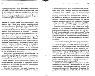 176 Vida líquida
cilmente vão considerar o futuro, impenetrável e caprichoso, um
cofre sólido e suficientemente durável para preservar seuspasses
de salvo-conduto... O estado de precariedade, como diria Bour-
dieu, "torna todo o futuro incerto, eassim proíbe qualquer previ-
são racional- eemparticulardesautoriza esse mínimo deesperan-
ça no futuro de que se necessita para se rebelar".
Seguindo por episódios que não parecem harmonizar-se numa
seqüência lógica, e muito menos previsível, o indivíduo se incli-
nará em vez disso, como diz Adorno, a "render-se à coletividade:
como recompensa por pular no 'caldeirão', lhe éprometida a gra-
ça de ser escolhido, de pertencer. Pessoas fracas e amedrontadas
sentem-se fortes quando correm de mãos dadas".13
Censurado e
diariamente frustrado, o indivíduo encontrará abrigo para o nar-
cisismo pessoal no "narcisismo coletivo": uma promessa desegu-
rança que só pode ser enganosa, considerando-se o passo da
salvação dessas individualidades seriamente feridas - aesperança
de salvação está fadada à frustração, já que a auto-estima com-
pensatória "por procuração" é prometida pelo mesmo coletivo
que torna a admissão condicional à suspensão ou ao abandono
da individualidade.14
E ainda assim, dada a falta de poder dos in-
divíduos, estes ainda estariam "expostos a um grau intolerável de
dano narcísico senão buscassem uma identificação compensató-
ria com o poder e a glória do coletivo".15
Uma renúncia ensaiada e reiterada da individualidade é de
fato o ato (repetitivo) doqual sãoconstruídas - esempre recons-
truídas - asparedes dashospedagens públicas queoferecem abri-
go (por uma ou duas noites) aos narcisismos individuais sem lar
e errantes. É apenas o enorme volume de individualidades des-
cartadas depositado na entrada que faz as paredes da hospeda-
gem parecerem já estabelecidas e testadas como sólidas eseguras
o bastante para encorajar a entrada.
Os abrigos sãoimaginados - mas, sendo a imaginação uma
faculdade reconhecidamente volúvel e caprichosa, são reduzidas
O pensamento em tempos sombrios 177
as chances de que qualquer abrigo permaneça popular e procura-
do por muito tempo. Os abrigos imaginados estão longe de ser
"naturais" ou "dados". Suavida é pouco mais que uma sucessão
de momentos de ressurreição, um milagre de renascimento diá-
rio de cuja continuidade jamais se pode ter certeza. Tal como os
que neles buscam segurança, os abrigos vivem de episódios. Sua
fragilidade e, portanto, também seu dúbio status com relação à
garantia de segurança (sendo esta uma condição que só pode ser
de longo prazo, já que inclui a permanência como traço defini-
dor) só podem ser ocultos pela velocidade e prontidão com que
as hordas buscam e reivindicam abrigo, correm de um refúgio
para outro, de um curto episódio para o seguinte: de membro do
grupo das pessoas com cabelo cor de caramelo para às de cabe-
lo cor de mogno, ou da vigília noturna "na comunidade" contra
um pedófilo solto da prisão para uma demonstração contra os
planos de construção de um acampamento destinado a refugia-
dos em busca de asilo, numa área demasiado próxima para o nos-
so conforto.
A communis opinio parece uma dádiva divina para os indiví-
duos cujos recursos individualmente controlados e administra-
dos estão muito aquém da quantidade necessária para separar,
com algum grau de confiança, averdade da "mera opinião", como
diz Adorno. Ela livra o indivíduo de decisões que eles, de qual-
quer modo, são impotentes para tomar, e assim tira o insulto da
injúria e mantém o sallonge da ferida. "O que éverdade e o que é
mera opinião", diz Adorno, é decidido "pelo poder societal, que
denuncia como simples capricho qualquer coisa que não esteja
de acordo com seu próprio capricho. A fronteira entre a opinião
saudável e a patogênica é traçada inpraxi pela autoridade preva-
lecente, não pela avaliação bem informada."18
Uma fronteira finalmente! Em sua presença, todas as hesita-
ções temerosas caem por terra e podem ser postas de lado; agora
que se sabe onde é dentro e onde é fora e como distinguir um
do outro, pode-se tentar ficar dentro e longe da inquisição dos
guardas de fronteira.Talvez, apenastalvez, ficar do lado de dentro
 