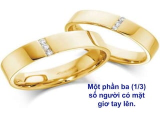 Một phần ba (1/3) số người có mặt giơ tay lên.