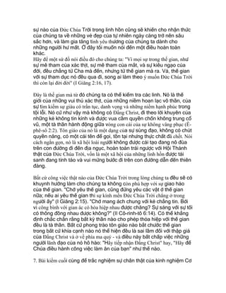 sự nào của Ðức Chúa Trời trong linh hồn cũng sẽ khiến cho nhận thức
của chúng ta về những vẻ đẹp của tự nhiên ngày càng trở nên sâu
sắc hơn, và làm gia tăng tình yêu thương của chúng ta dành cho
những người hư mất. Ở đây tôi muốn nói đến một điều hoàn toàn
khác.
Hãy để một sứ đồ nói điều đó cho chúng ta: "Vì mọi sự trong thế gian, như
sự mê tham của xác thịt, sự mê tham của mắt, và sự kiêu ngạo của
đời, đều chẳng từ Cha mà đến, nhưng từ thế gian mà ra. Vả, thế gian
với sự tham dục nó đều qua đi, song ai làm theo ý muốn Ðức Chúa Trời
thì còn lại đời đời" (I Giăng 2:16, 17).
Ðây là thế gian mà từ đó chúng ta có thể kiểm tra các linh. Nó là thế
giới của những vui thú xác thịt, của những niềm hoan lạc vô thần, của
sự tìm kiếm sự giàu có trần tục, danh vọng và những niềm hạnh phúc trong
tội lỗi. Nó cứ như vậy mà không có Ðấng Christ, đi theo lời khuyên của
những kẻ không tin kính và được vua cầm quyền chốn không trung cổ
vũ, một tà thần hành động giữa vòng con cái của sự không vâng phục (Ê-
phê-sô 2:2). Tôn giáo của nó là một dạng của sự sùng đạo, không có chút
quyền năng, có một cái tên để gọi, tồn tại nhưng thực chất đã chết. Nói
cách ngắn gọn, nó là xã hội loài người không được cải tạo đang nô đùa
trên con đường đi đến địa ngục, hoàn toàn trái ngược với Hội Thánh
thật của Ðức Chúa Trời, vốn là một xã hội của những linh hồn được tái
sanh đang tỉnh táo và vui mừng bước đi trên con đường dẫn đến thiên
đàng.
Bất cứ công việc thật nào của Ðức Chúa Trời trong lòng chúng ta đều sẽ có
khuynh hướng làm cho chúng ta không còn phù hợp với sự giao hảo
của thế gian. "Chớ yêu thế gian, cũng đừng yêu các vật ở thế gian
nữa; nếu ai yêu thế gian thì sự kính mến Ðức Chúa Trời chẳng ở trong
người ấy" (I Giăng 2:15). "Chớ mang ách chung với kẻ chẳng tin. Bởi
vì công bình với gian ác có hòa hiệp nhau được chăng? Sự sáng với sự tối
có thông đồng nhau được không?" (II Cô-rinh-tô 6:14). Có thể khẳng
định chắc chắn rằng bất kỳ thần nào cho phép thỏa hiệp với thế gian
đều là tà thần. Bất cứ phong trào tôn giáo nào bắt chước thế gian
trong bất cứ khía cạnh nào nó thể hiện đều là sai lầm đối với thập giá
của Ðấng Christ và ở về phía ma quỷ - và điều này bất chấp việc những
người lãnh đạo của nó hô hào: "Hãy tiếp nhận Ðấng Christ" hay, "Hãy để
Chúa điều hành công việc làm ăn của bạn" như thế nào.
7. Bài kiểm cuối cùng để trắc nghiệm sự chân thật của kinh nghiệm Cơ
 