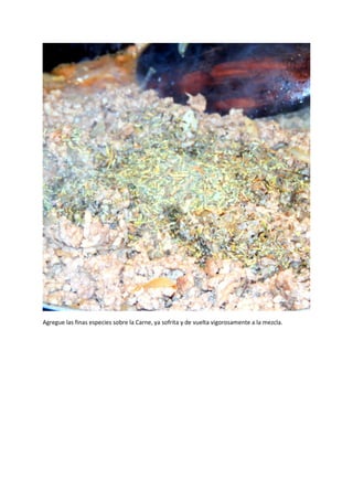 Agregue las finas especies sobre la Carne, ya sofrita y de vuelta vigorosamente a la mezcla.
 