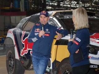 ÉVÉNEMENT Stéphane, ce héros
Le voilà ! C’est sous les applaudissements que Stéphane Peterhansel arrive
pour rencontrer les salariés. Passées les première émotions, chacun boit
les paroles du pilote qui se livre naturellement au jeu des questions / réponses.
 