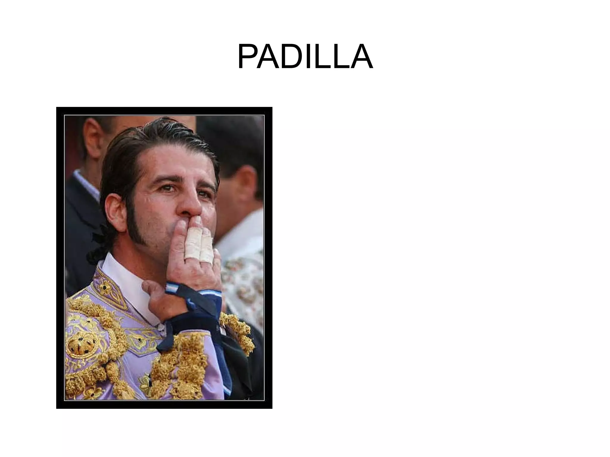 La corrida de toros es un espectáculo que consiste en lidiar varios  toros bravos , a pie o a caballo, en un recinto cerrado para tal fin, la  plaza de toros . En la lidia participan varias personas, entre ellas los  toreros , que siguen un estricto protocolo tradicional, reglamento de espectaculos taurino, regido por la intención estética; sólo puede participar como  matador  el torero que ha tomado la  alternativa . Es el espectáculo de masas más antiguo de  España  y uno de los más antiguos del mundo. Como espectáculo moderno realizado a pie, fija sus normas y adopta su orden actual a finales del  siglo XVIII  en España, donde la corrida finaliza con la muerte del toro. Las corridas de toros son consideradas una de las expresiones de la cultura hispánica. Se practican también en  Portugal  (donde, a excepción de algunos municipios, no se le da muerte al toro en la plaza desde  1836 , durante el reinado de  María II ), en el sur de  Francia  y en diversos países de  Hispanoamérica  como  Ecuador ,  México ,  Colombia ,  Perú ,  Venezuela ,  Costa Rica ,  Panamá  y  Bolivia . Las corridas pueden clasificarse, según la edad y el  trapío  del toro que se lidia, en becerradas,  novilladas  y corridas de toros propiamente dichas, y pueden desarrollarse a pie o a caballo. Si se ejecutan las suertes a caballo, el festejo recibe el nombre de corrida de rejones o  rejoneo . Cuando se combinan ambas disciplinas en un mismo festejo, se denominan corridas mixtas. 