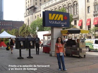 Frente a la estación de ferrocarril
y un kiosco de hotdogs
 