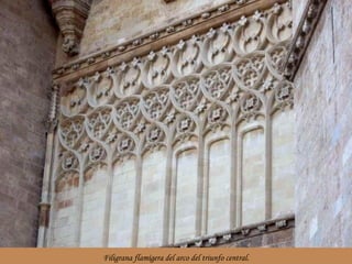 Filigrana flamígera del arco del triunfo central. 