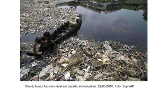 Garoto busca lixo reciclável em Jacarta, na Indonésia. 22/03/2010. Foto: Supri/AP
 