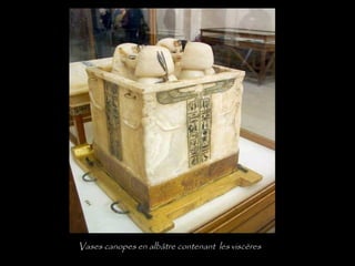 Vases canopes en albâtre contenant les viscères
 