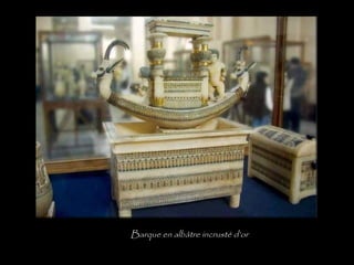 Barque en albâtre incrusté d’or
 