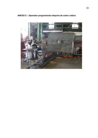 83


ANEXO C – Operador programando máquina de corte e dobra
 
