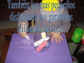 También los mas pequeños disfrutaban sus garabatos utilizando las tizas.
