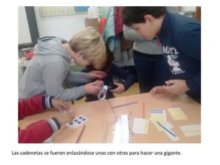 Las cadenetas se fueron enlazándose unas con otras para hacer una gigante.
 