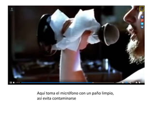 Aquí toma el micrófono con un paño limpio,
así evita contaminarse
 
