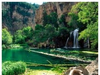 H ay dos mecanismos mediante los cuales el calentamiento global destruye los glaciares y capas heladas. Por un lado,  los glaciares están avanzando más deprisa , y arrojan más hielo a los mares. Por otro lado, los icebergs procedentes de esos glaciares, así como las capas heladas, se están derritiendo más deprisa porque  el agua de los océanos está más caliente . En teoría, si esos hielos se derritieran por completo el nivel de los océanos se elevaría un metro. Deshielo de los glaciares 