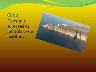 Cabo Terra que sobressai da linha da costa marítima . 