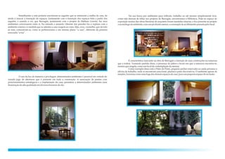 Semelhantes a está portaria encontram-se saguões que se misturam a malha da casa, de
modo a marcar a transição de espaços. Juntamente com a transição dos espaços feita a partir dos
saguões, é usando a cor, que Barragán, juntamente com o projeto de Mathias Goeritz, faz seus
ambientes conversarem entre si. Na entrada o amarelo vibrante das paredes faz a ruptura com o
ambiente externo e à medida que se adentra a casa surgem as cores, lilás, roxo, vermelho, que devido
ao tom, comunicam-se, como se pertencessem a um mesmo plano “a casa”, diferente da portaria
associada“arua”.
O uso da luz de maneira a privilegiar, determinados ambientes é possível em virtude do
ousado jogo de aberturas que é presente em toda a construção. A associação de janelas com
posicionamentos estratégicos e a implantação da casa, permitem a determinados ambientes uma
iluminaçãodealta qualidadeemdiversoshoráriosdodia.
Na sua busca por ambientes para reflexão, trabalho ou até mesmo simplesmente ócio,
como não deixem de faltar nos projetos de Barragán, encontramos a biblioteca. Hoje no espaço de
exposição muitas das obras literárias do arquiteto foram mantidas intactas, e fica presente no projeto
oaconchegodoambiente, comumpédireitomenor,ea sensaçãodeacolhimentopassadapelolocal.
É característica marcante na obra de Barragán a inserção de suas construções na natureza
que a rodeia. Tomando partido disso, a presença de pátios e locais em que a natureza encontra-se,
mesmoquesingela,comoumlocaldecontemplaçãodamesma.
Como exemplo disso está o Pátio de Potes, pequeno jardim reservado na saída próximo a
oficina de trabalho, onde se encontram uma fonte, plantas e potes decorativos. O ambiente apesar de
simples,funcionacomoumafuga dosdemaisespaçosdacasa,para umpequenoespaçodereclusão.
 