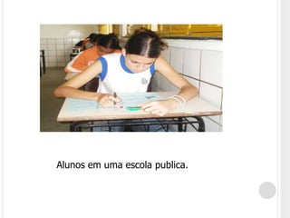 Alunos em uma escola publica. 