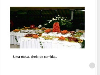 Uma mesa, cheia de comidas.