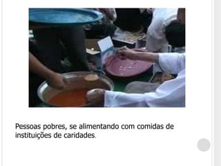 Pessoas pobres, se alimentando com comidas de instituições de caridades.