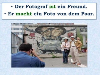 • Der Fotograf ist ein Freund.
• Er macht ein Foto von dem Paar.
 