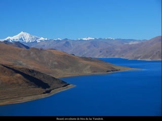 Beauté envoûtante de bleu du lac Yamdrok.
 