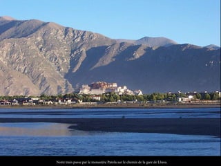 Notre train passe par le monastère Patola sur le chemin de la gare de Lhasa.
 