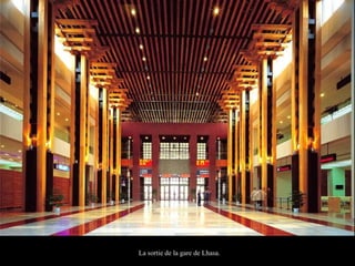 La sortie de la gare de Lhasa.
 
