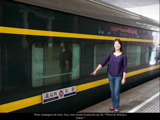 Notre compagnon de route, Joey, nous montre la pancarte qui dit, "l'Ouest de Beijing à
Lhassa."
 