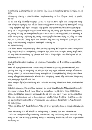 15

Như thường lệ, chúng thức dậy khi trời vừa rạng sáng, nhưng chúng lập tức nhớ ngay đến sự
kiện
vinh quang vừa xảy ra và thế là cả bọn cùng lao ra đồng cỏ. Trên đồng cỏ có một cái gò nhỏ,
từ đây
có thể nhìn thấy hầu khắp trang trại. Lũ súc vật chạy lên đó và ngắm nhìn khung cảnh trong
ánh hồng của một ngày mới. Tất cả, tất cả những gì trước mắt kia giờ đây đã thuộc về chúng!
Trong trạng thái ngất ngây, chúng cứ chạy quanh, chạy quanh mãi, thỉnh thoảng chúng lại
nhảy lên vì sung sướng! Chúng lăn mình trên sương ướt, chúng gặm đầy mồm cỏ ngọt mùa
hè, chúng hất tung lên những nắm đất đen và hít hà mùi vị ấm nồng của nó. Sau đó chúng đi
kiểm tra một vòng khắp trang trại, chúng yên lặng ngắm nhìn khu ruộng lúa, đồng cỏ, vuờn
quả, ao cá, lùm cây. Chúng ngắm nhìn như chưa từng nhìn thấy những thứ ấy bao giờ, và
ngay cả lúc này chúng cũng chưa tin rằng tất cả những thứ
đó đã là của chúng.
Sau đó cả bọn lại cùng nhau quay về và yên lặng tập trung trước ngôi nhà chính. Dù ngôi nhà
này cũng đã thuộc về chúng nhưng chúng còn ngại, chưa dám vào ngay. Nhưng Tuyết Tròn
và Napoleon đã mau chóng lấy lại được bình tĩnh và dùng vai phá cửa, rồi từng con lục tục,
thận trọng bước vào,
tránh không làm xáo trộn các đồ vật bên trong. Chúng nhón gót đi từ phòng nọ sang phòng
kia, thì
thào, hồi hộp ngắm nhìn cảnh xa hoa không thể nào tin được đang bày ra trước mắt, nào
giường nệm lông vịt, nào gương soi, nào ghế nệm lông ngựa, nào thảm nhung 4, rồi ảnh nữ
hòang Vitoria [5] treo trên lò sưởi trong phòng khách. Nhưng khi xuống đến bậc tam cấp thì
chúng bỗng phát hiện ra là thiếu mất Mollie. Chúng quay vào và thấy Mollie còn đứng trong
căn phòng ngủ đẹp nhất nhà. Hoá
ra cô nàng đã lấy một dải ruy băng màu xanh trên bàn trang điểm của bà Jones, vắt lên vai và
đang
thẫn thờ soi gương. Các con khác túm ngay lấy nó và lôi ra khỏi nhà. Mấy cái đùi lợn muối
treo trong bếp được đem đi chôn, thùng bia trong phòng rửa bát thì bị Chiến Sĩ đá thủng,
những thứ khác hầu như được giữ nguyên chỗ cũ. Một nghị quyết về việc giữ toà nhà chính
làm viện bảo tàng được nhất trí thông qua ngay tại chỗ. Tất cả đều đồng ý là không con nào
có quyền sống trong toà nhà này. Chúng đi ăn sáng và sau đó Tuyết Tròn và Napoleon mời
tất cả tập trung.
"Thưa các đồng chí", Tuyết Tròn nói, "Bây giờ là bảy giờ rưỡi, chúng ta còn cả một ngày nữa
cơ.
Hôm nay chúng ta sẽ bắt đầu cắt cỏ, nhưng chúng ta còn một việc phải làm trước đã."
Thế là hai con lợn nói rằng nhờ những cuốn sách vỡ lòng của con ông Jones tìm được trong
đống rác mà suốt ba tháng qua chúng đã học và nay chúng đã biết đọc, biết viết. Napoleon sai
đi lấy một lọ

 